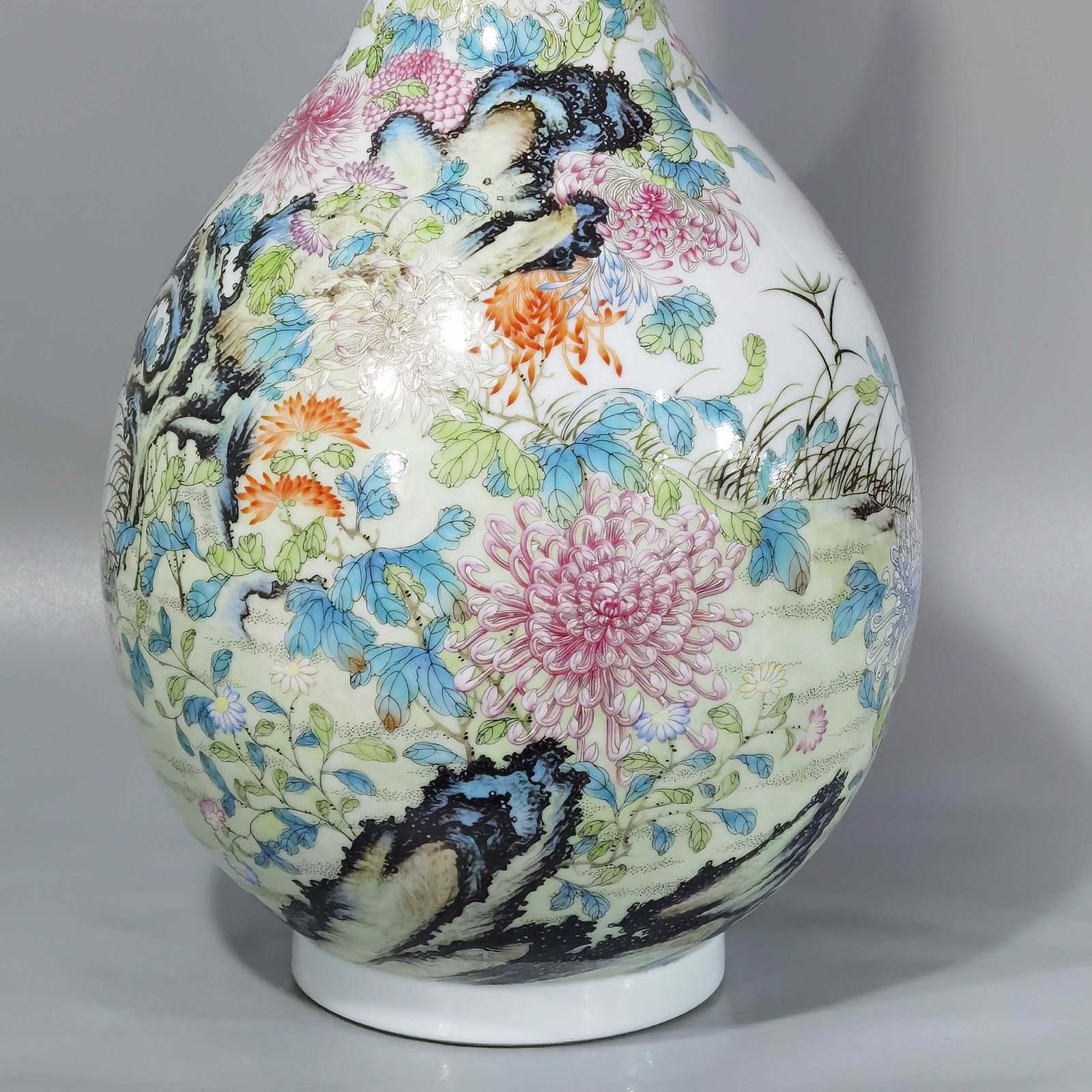 Qing Dynasty Yongzheng famille rose chrysanthemum pattern bile bottle