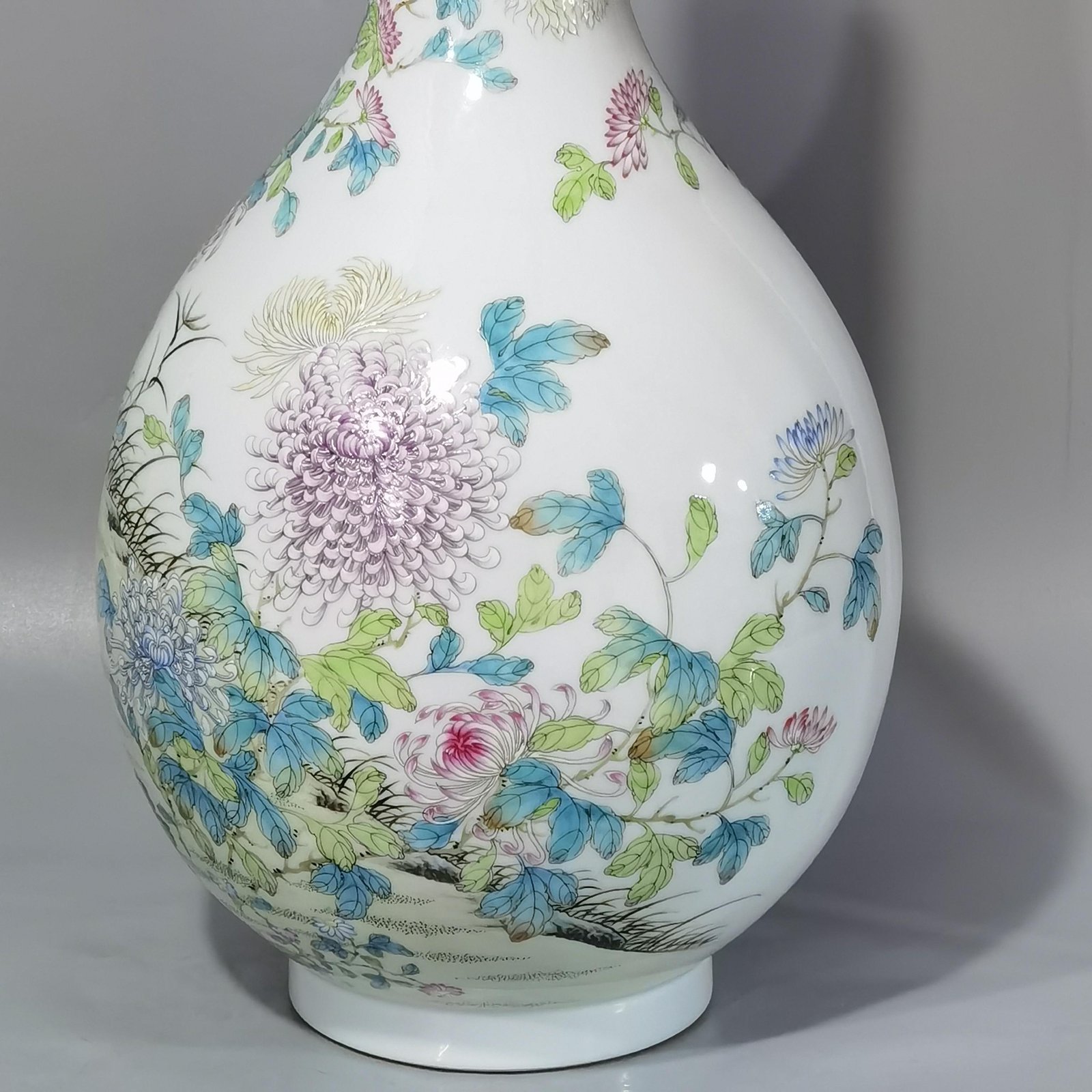 Qing Dynasty Yongzheng famille rose chrysanthemum pattern bile bottle