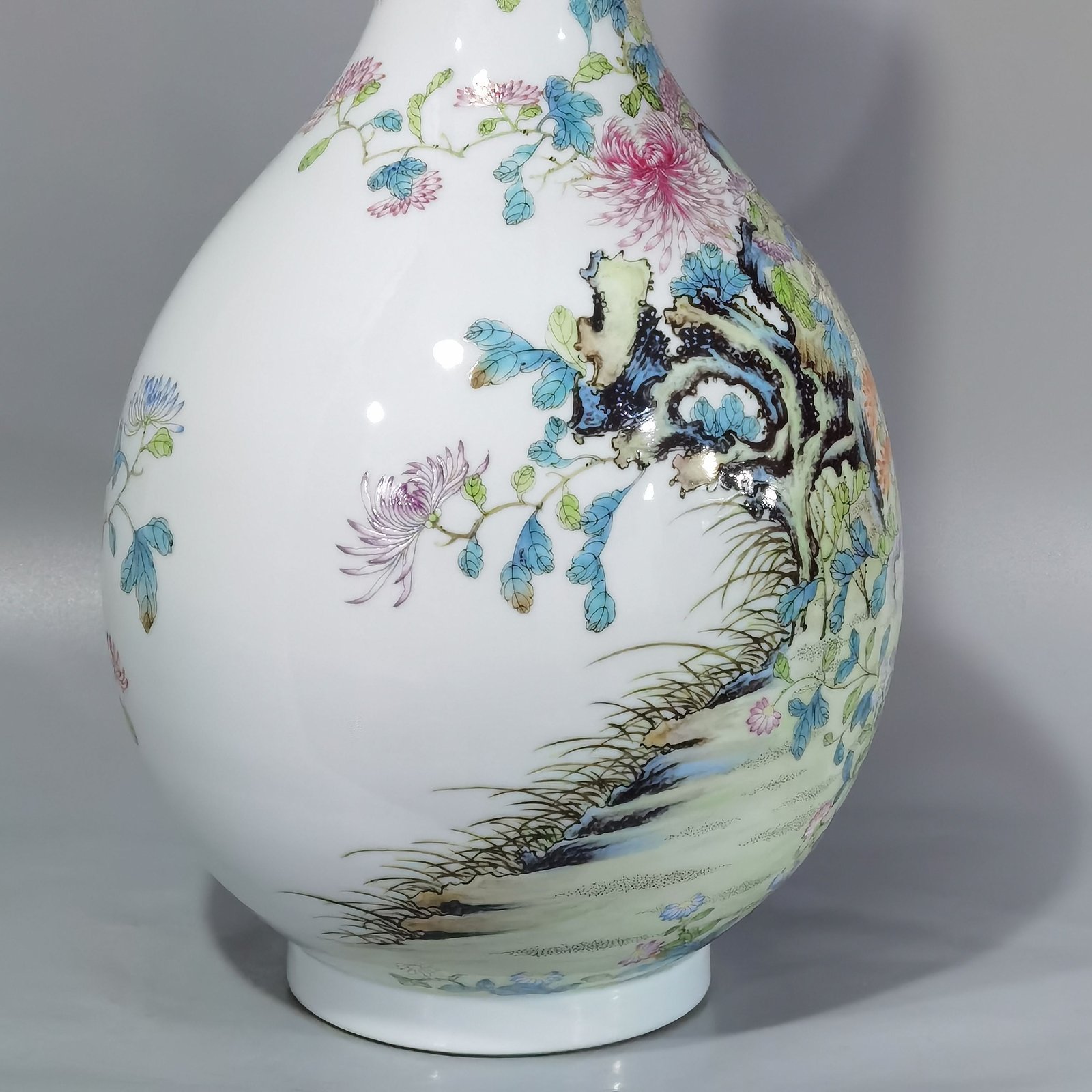 Qing Dynasty Yongzheng famille rose chrysanthemum pattern bile bottle