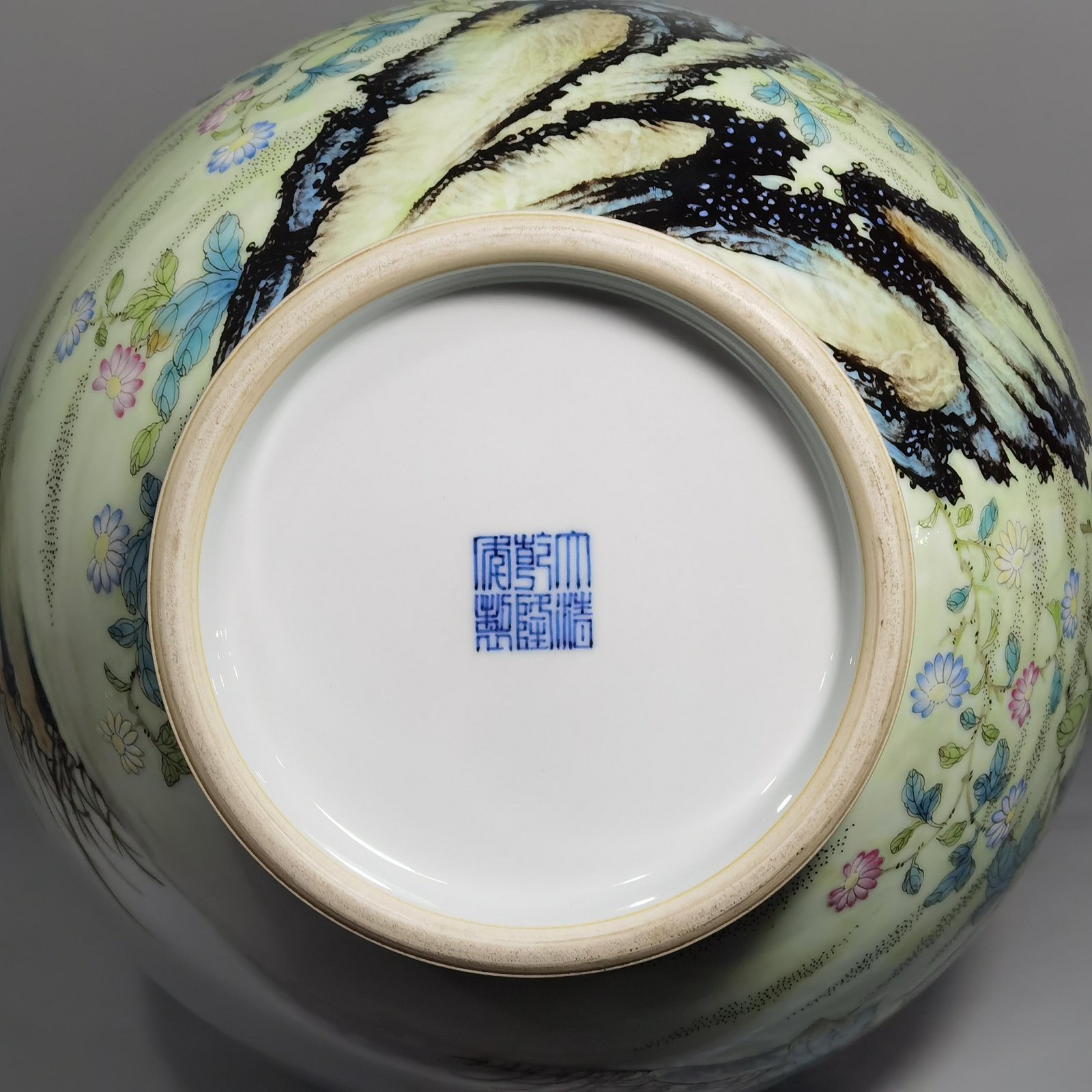 Qing Dynasty Yongzheng famille rose chrysanthemum pattern bile bottle