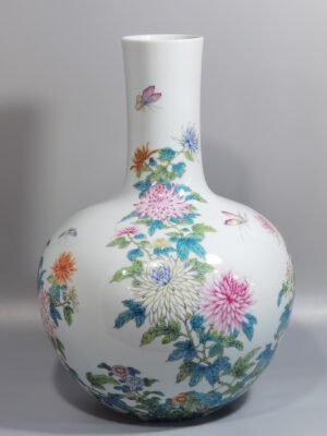 Qing Dynasty Yongzheng Pastel chrysanthemum and butterfly pattern celestial sphere vase