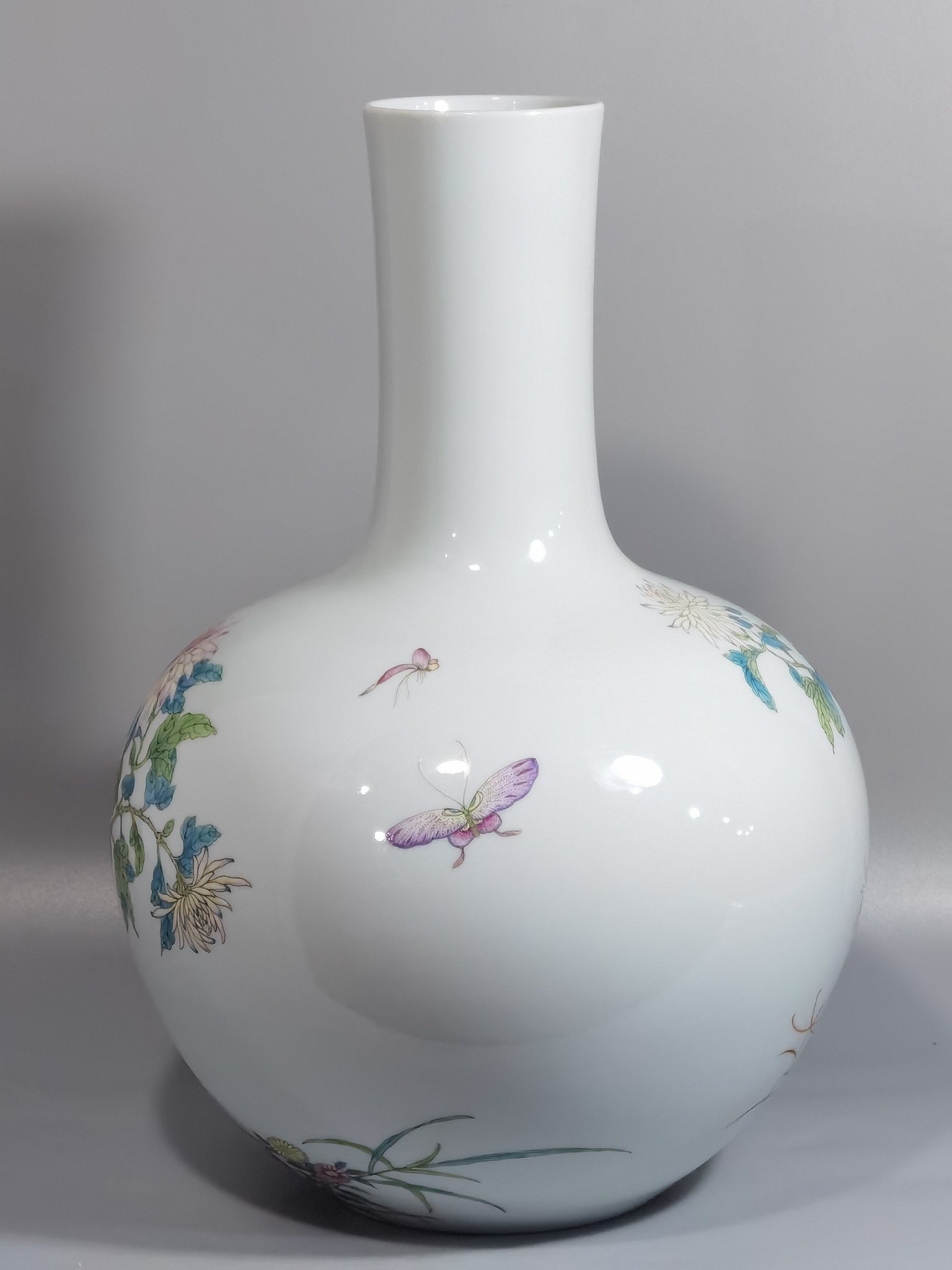 Qing Dynasty Yongzheng Pastel chrysanthemum and butterfly pattern celestial sphere vase