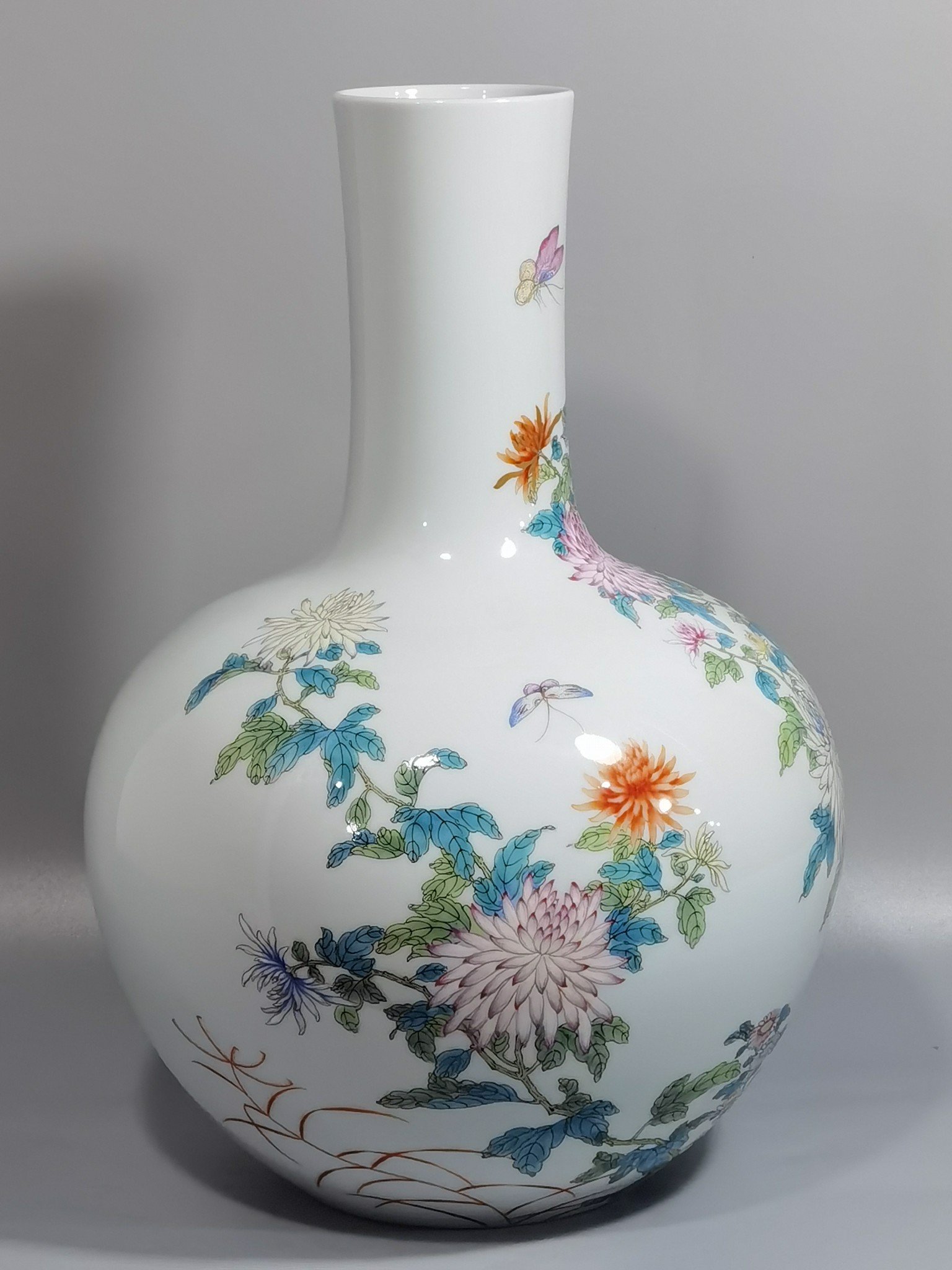 Qing Dynasty Yongzheng Pastel chrysanthemum and butterfly pattern celestial sphere vase