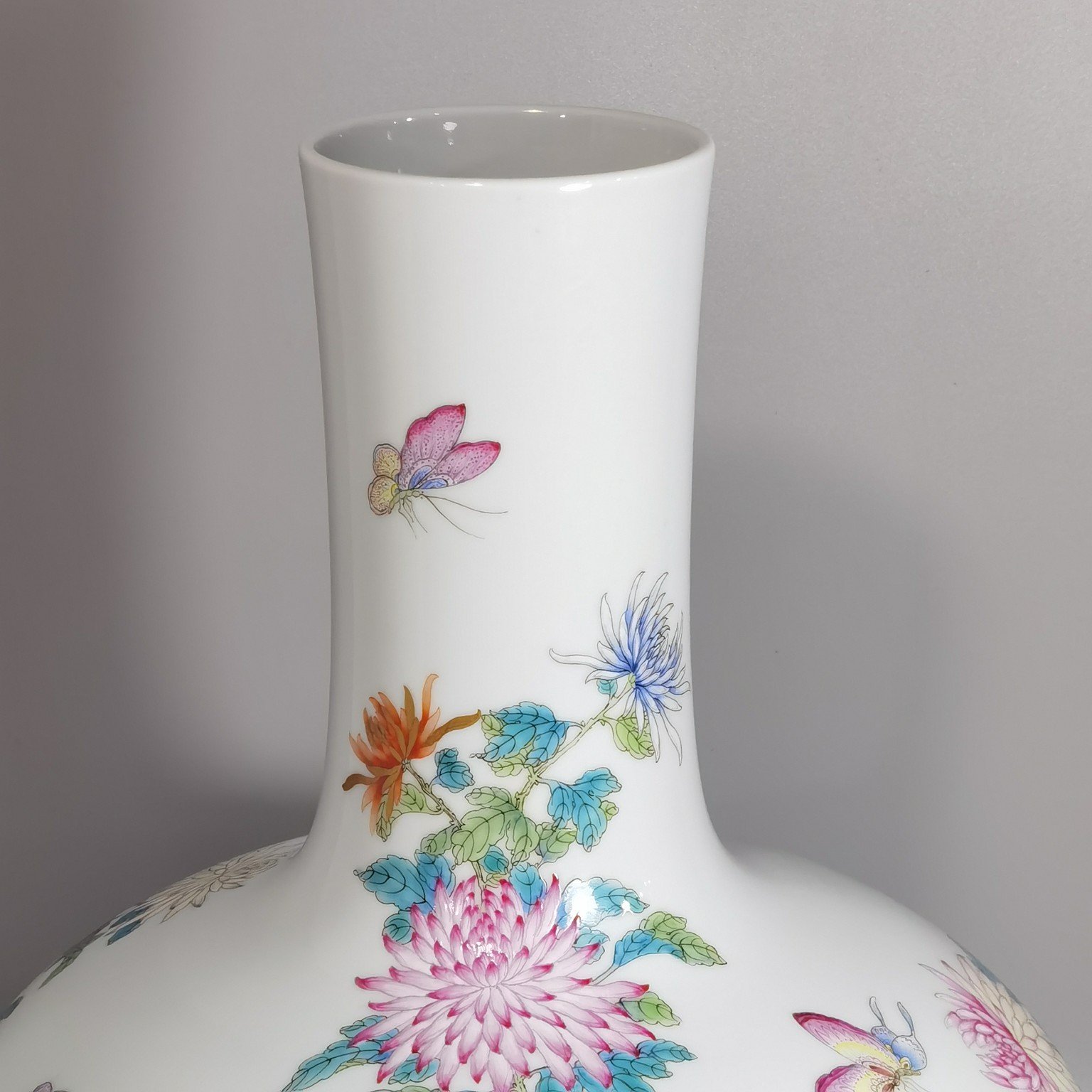 Qing Dynasty Yongzheng Pastel chrysanthemum and butterfly pattern celestial sphere vase