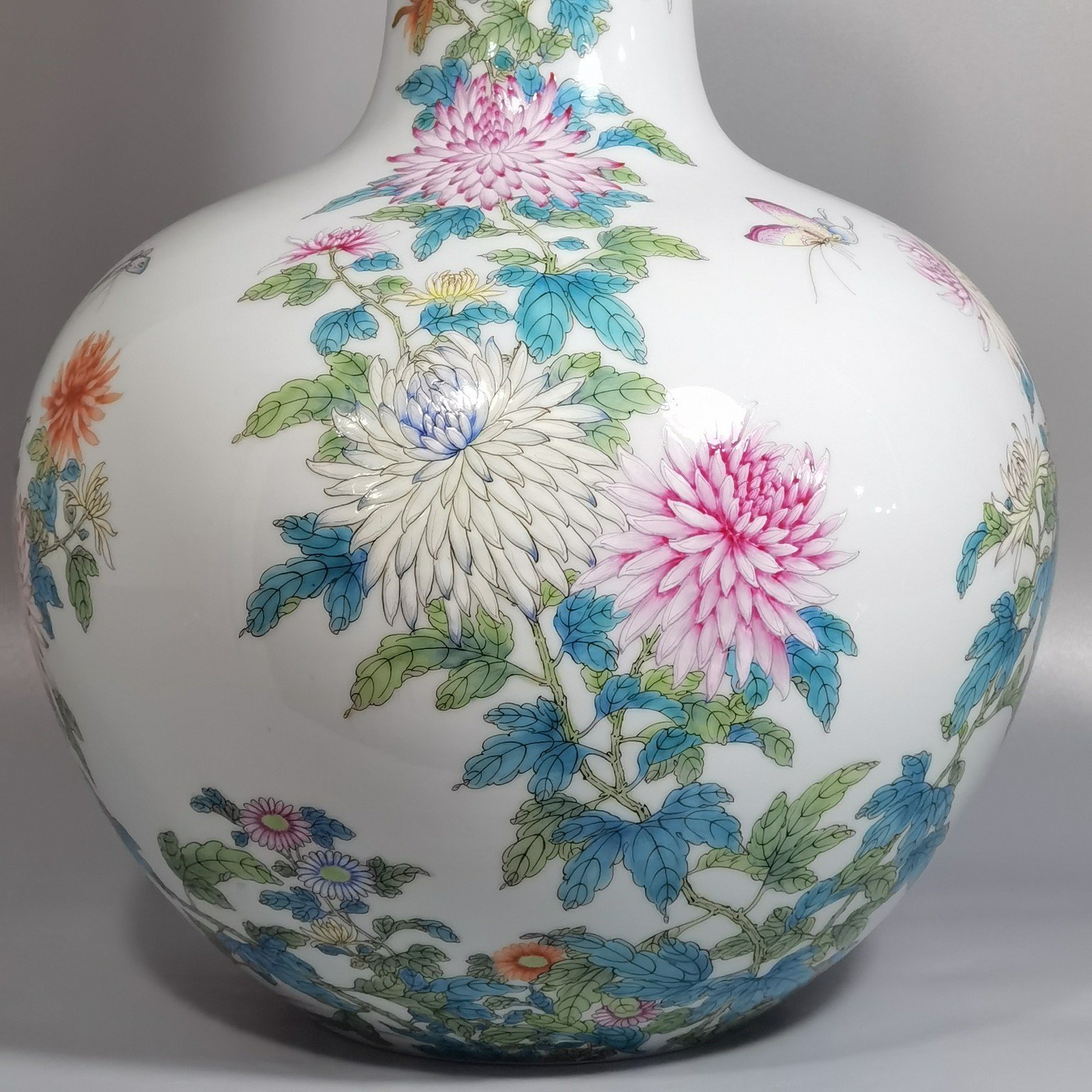 Qing Dynasty Yongzheng Pastel chrysanthemum and butterfly pattern celestial sphere vase