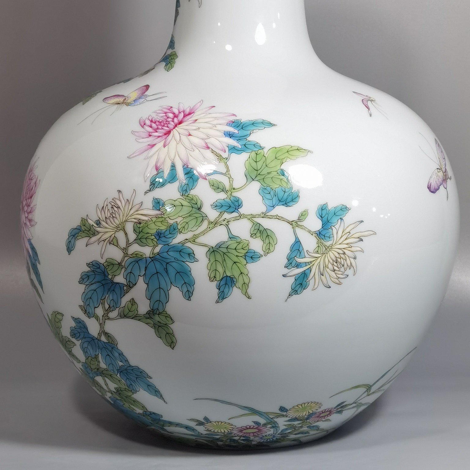 Qing Dynasty Yongzheng Pastel chrysanthemum and butterfly pattern celestial sphere vase