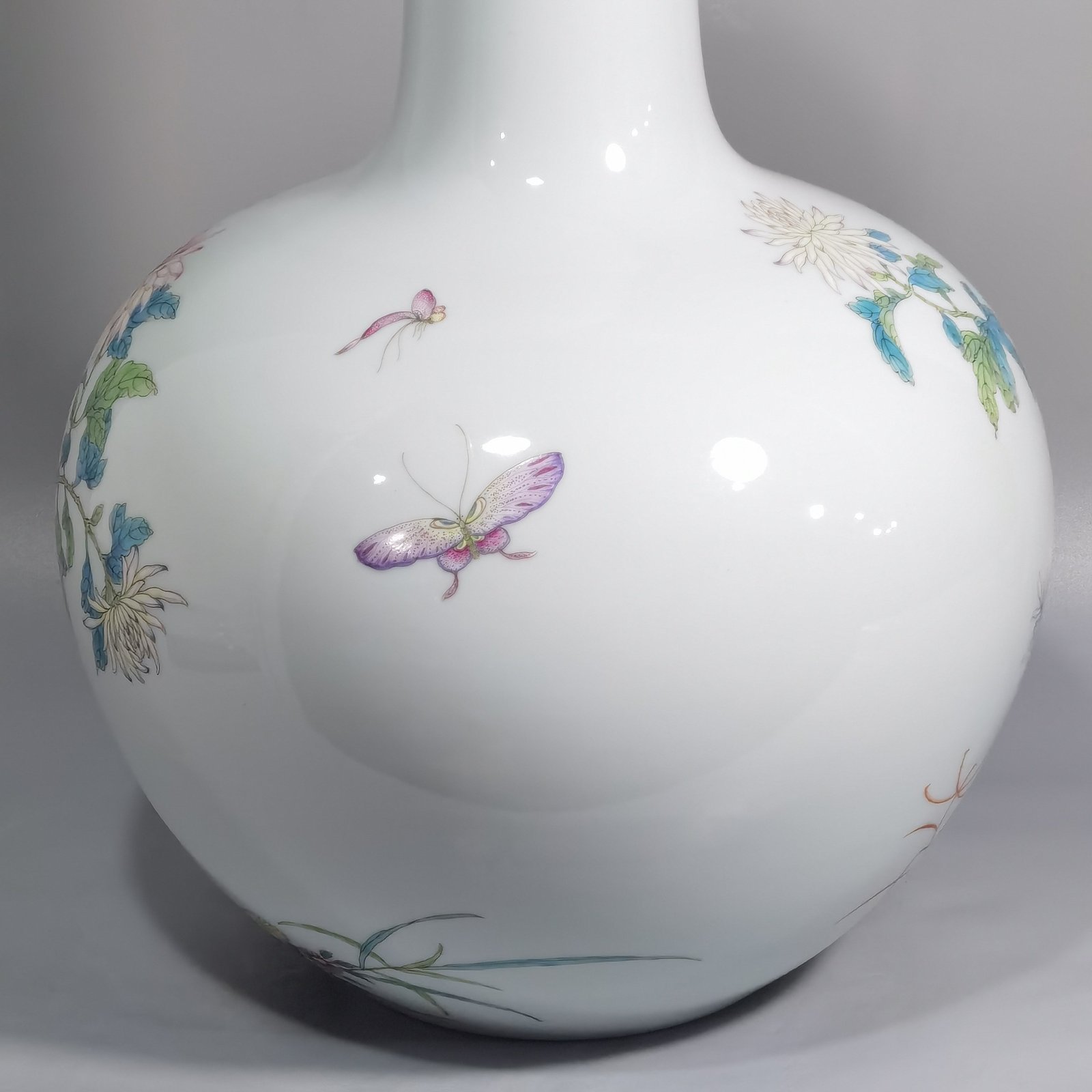 Qing Dynasty Yongzheng Pastel chrysanthemum and butterfly pattern celestial sphere vase