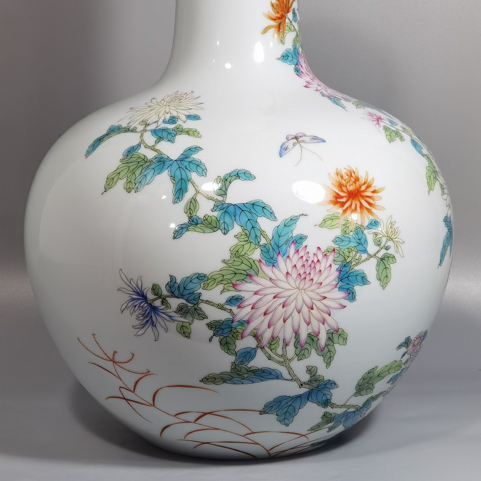 Qing Dynasty Yongzheng Pastel chrysanthemum and butterfly pattern celestial sphere vase