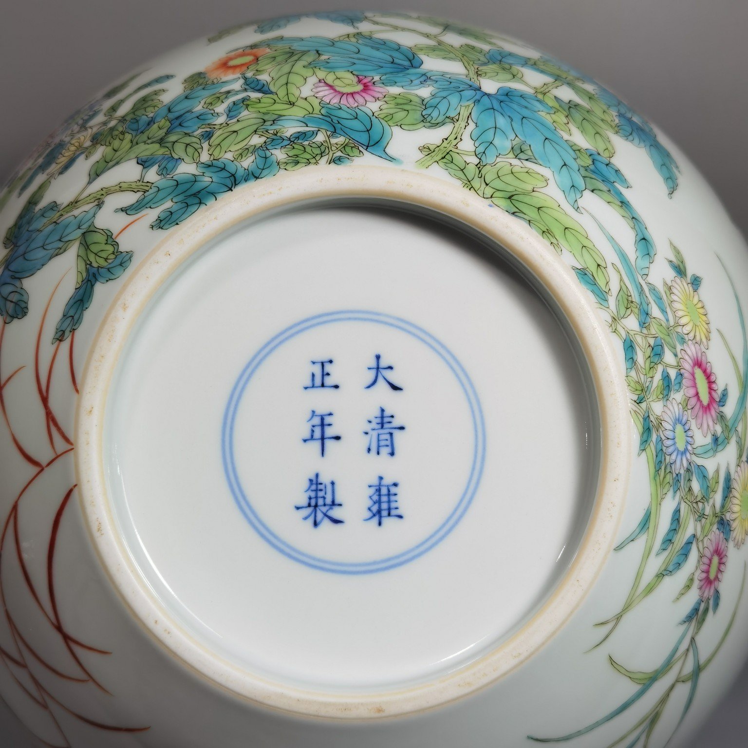 Qing Dynasty Yongzheng Pastel chrysanthemum and butterfly pattern celestial sphere vase