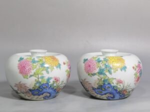 Qing Dynasty Yongzheng pastel chrysanthemum butterfly and flower pattern apple statue