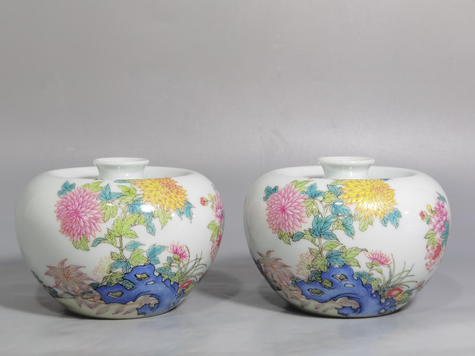 Qing Dynasty Yongzheng pastel chrysanthemum butterfly and flower pattern apple statue