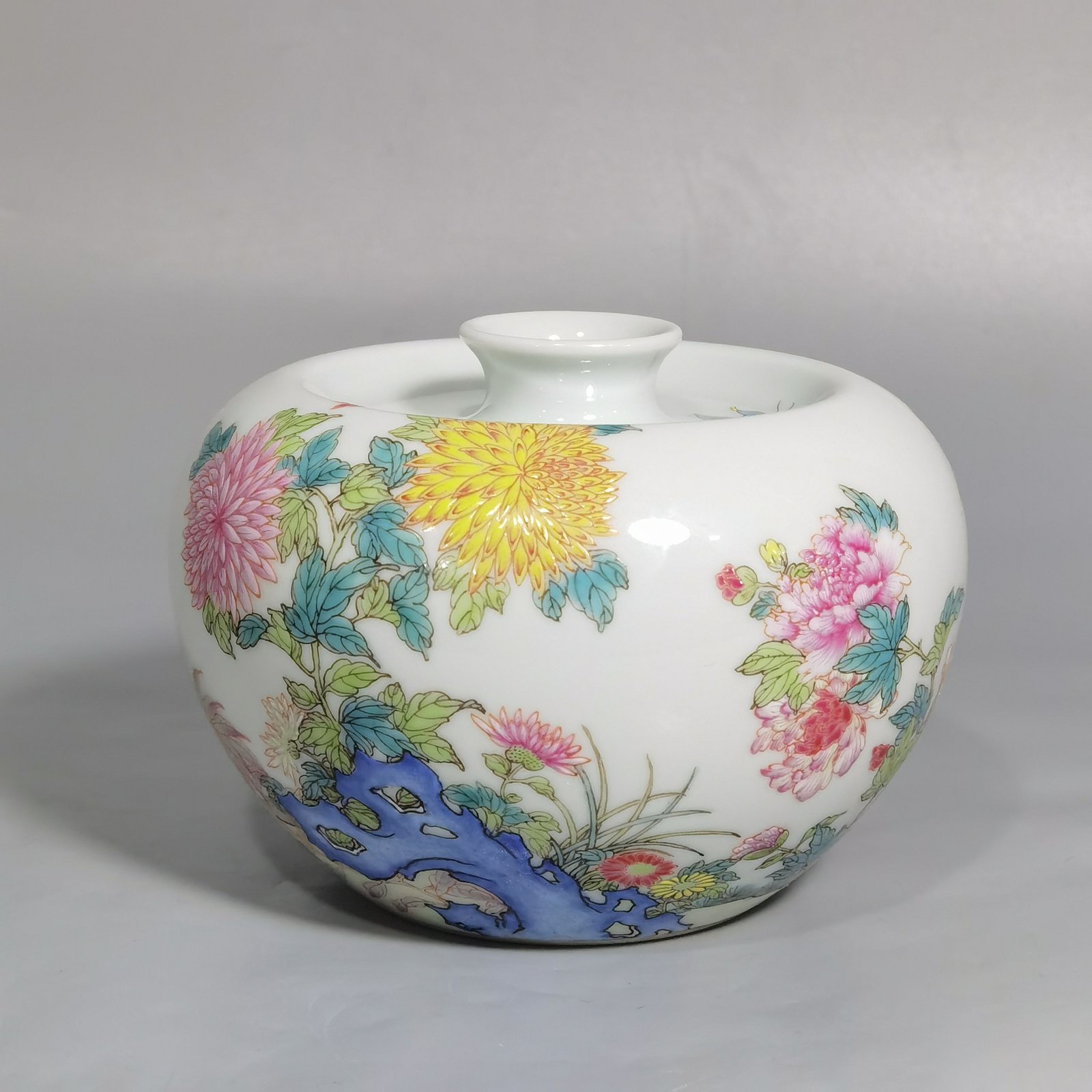 Qing Dynasty Yongzheng pastel chrysanthemum butterfly and flower pattern apple statue