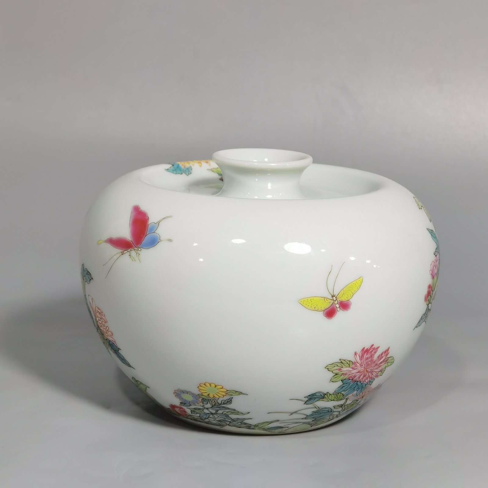 Qing Dynasty Yongzheng pastel chrysanthemum butterfly and flower pattern apple statue