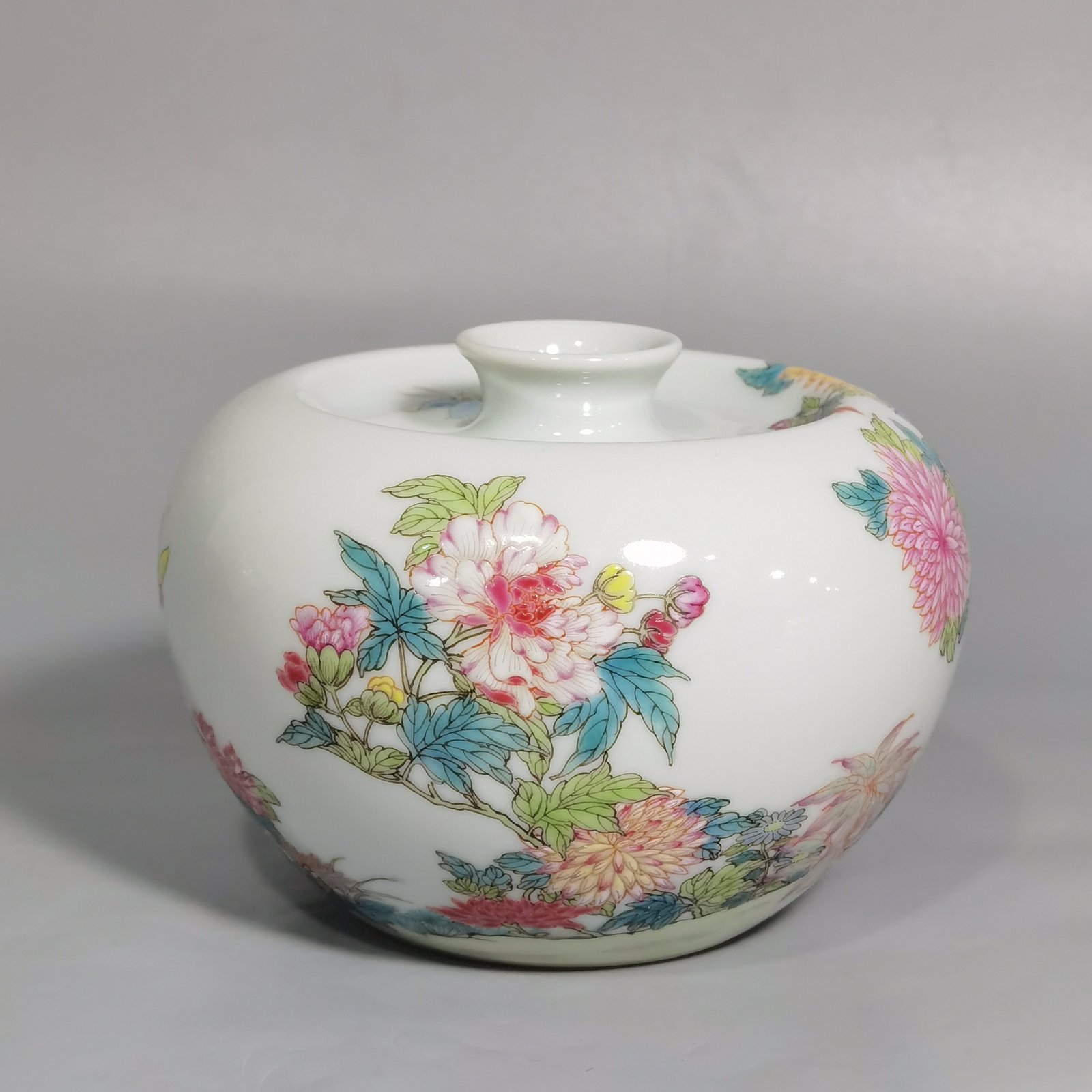 Qing Dynasty Yongzheng pastel chrysanthemum butterfly and flower pattern apple statue