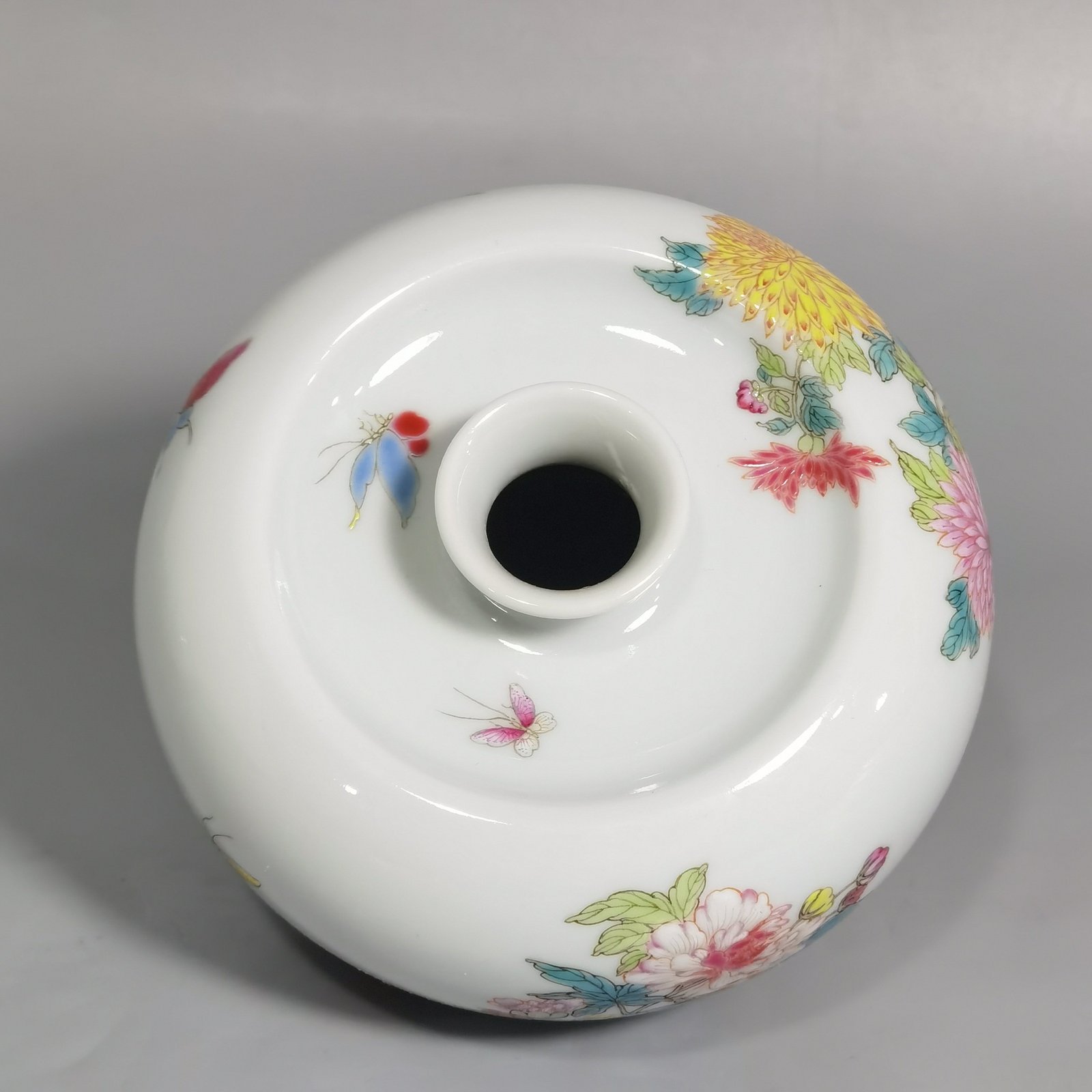 Qing Dynasty Yongzheng pastel chrysanthemum butterfly and flower pattern apple statue