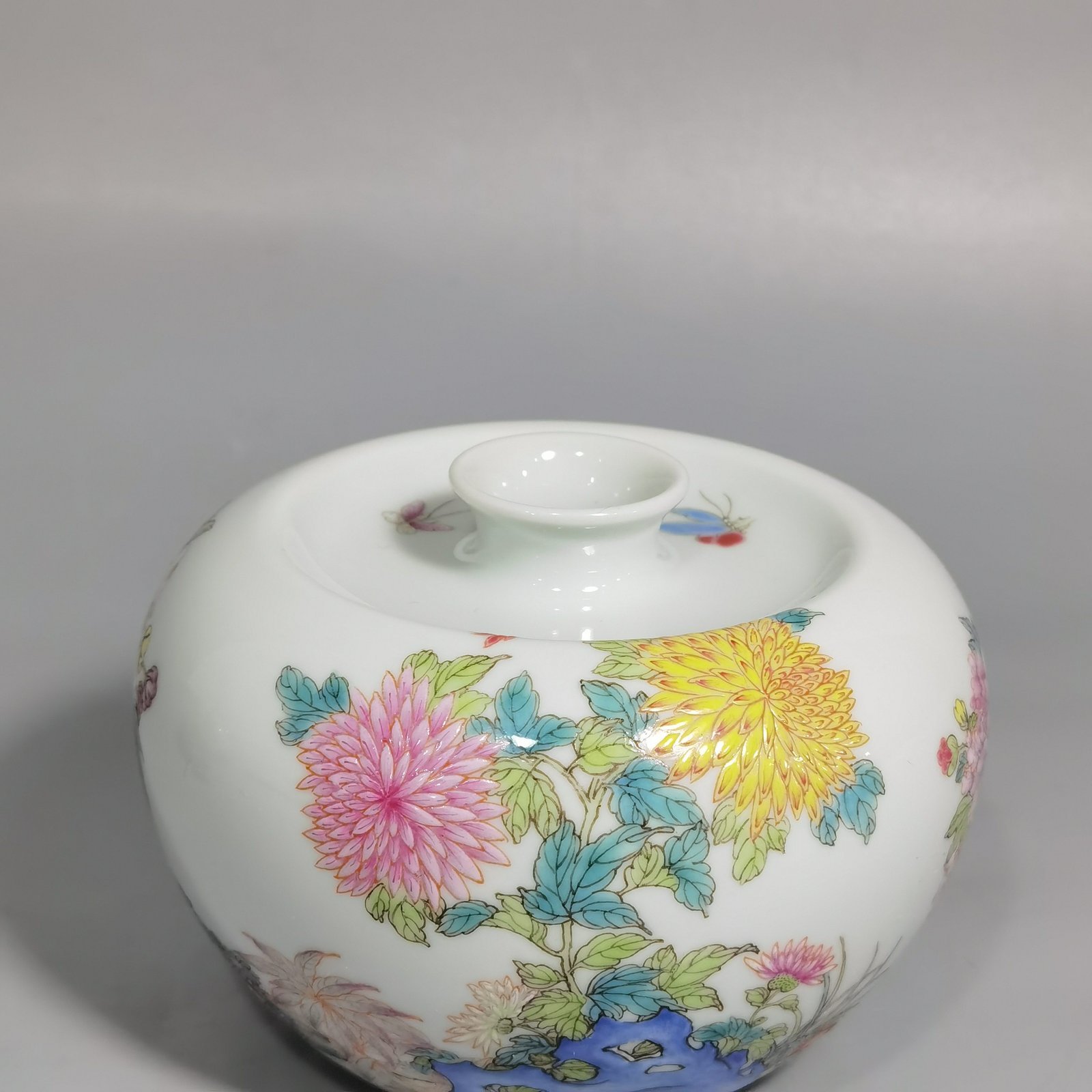 Qing Dynasty Yongzheng pastel chrysanthemum butterfly and flower pattern apple statue