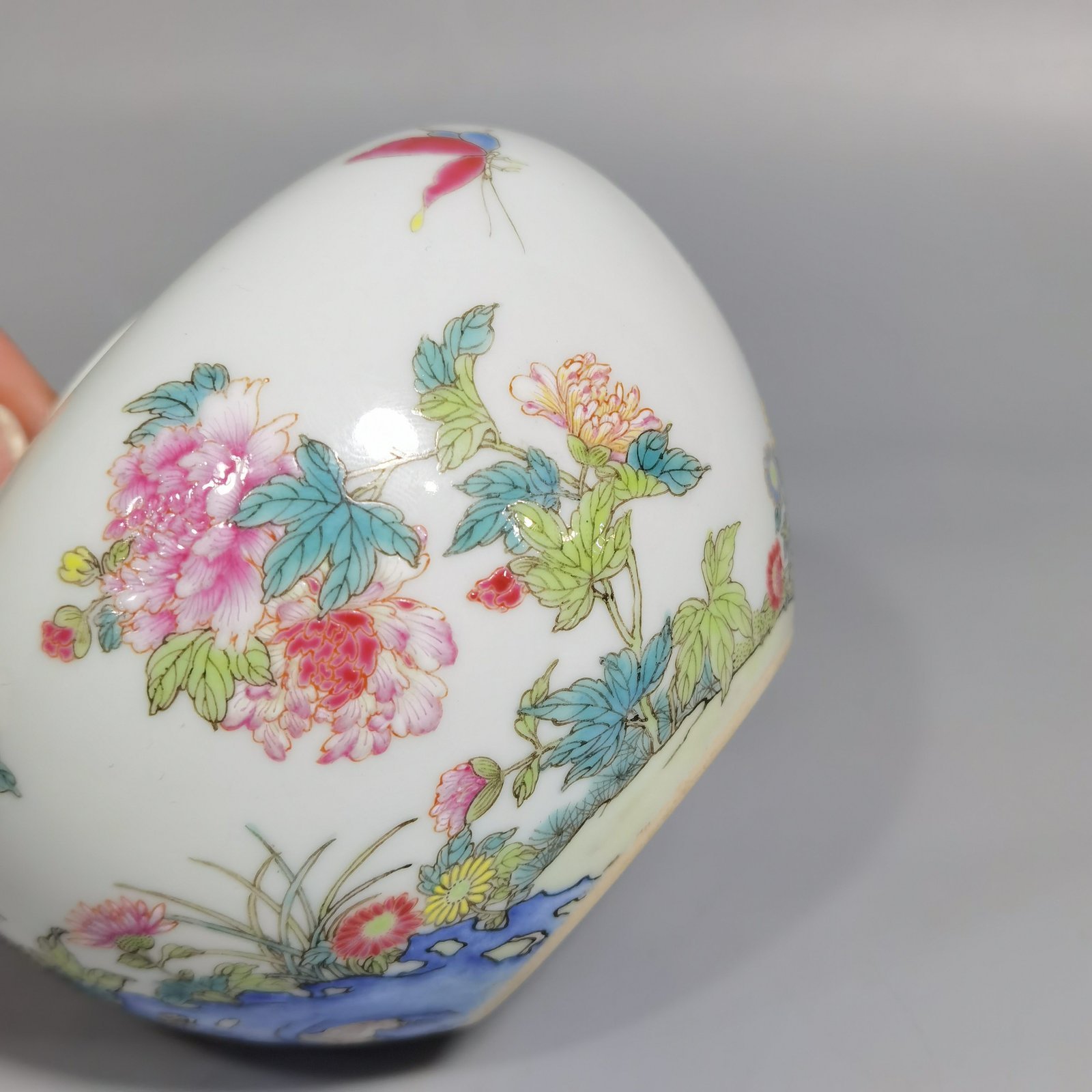 Qing Dynasty Yongzheng pastel chrysanthemum butterfly and flower pattern apple statue