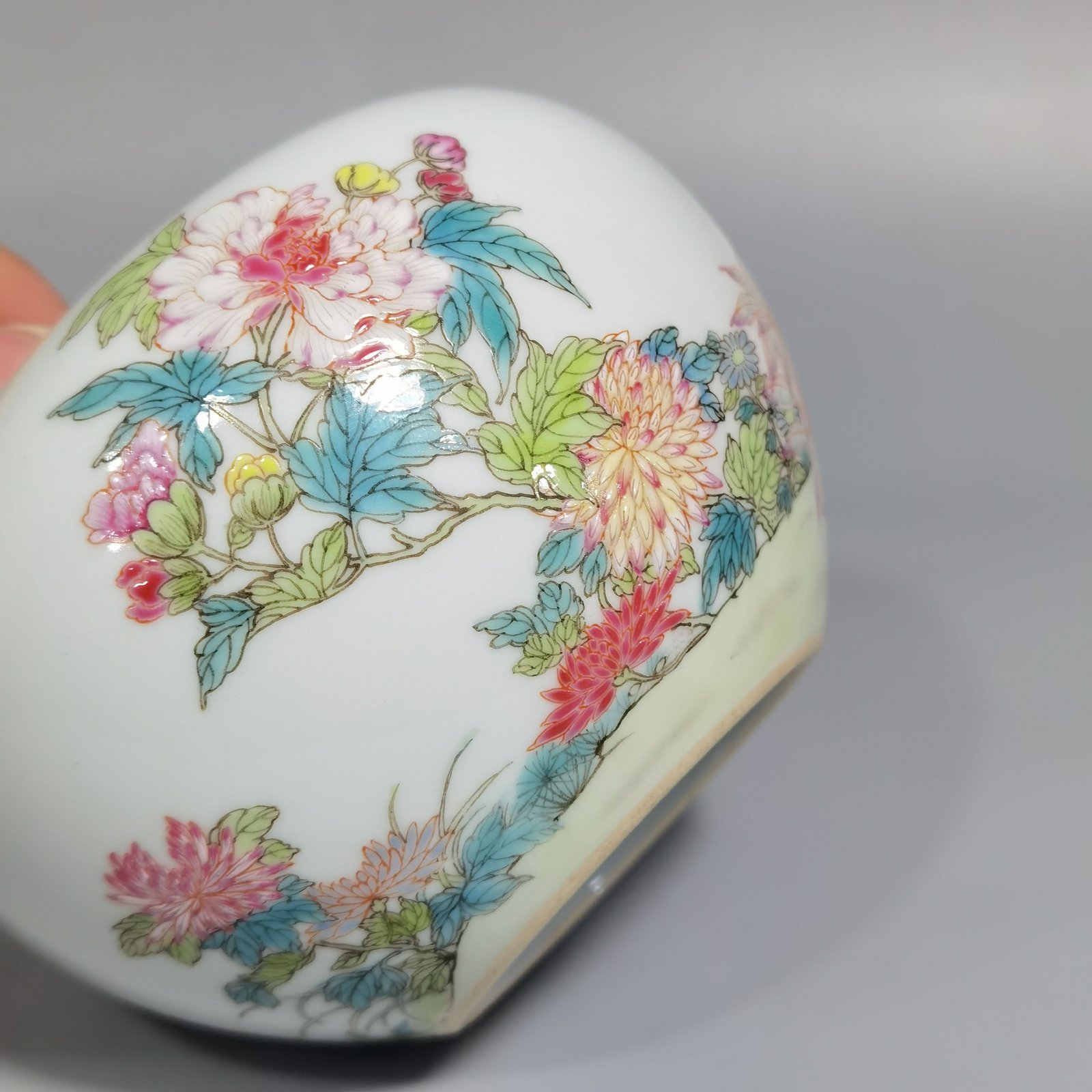 Qing Dynasty Yongzheng pastel chrysanthemum butterfly and flower pattern apple statue