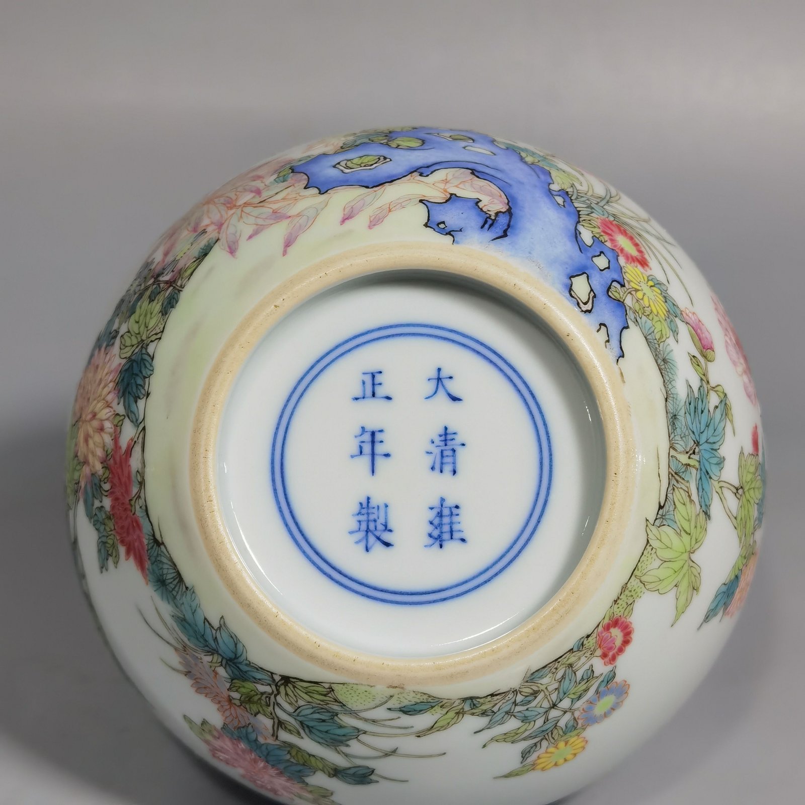Qing Dynasty Yongzheng pastel chrysanthemum butterfly and flower pattern apple statue