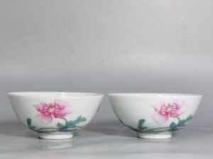 Qing Dynasty Yongzheng A pair of pastel poppy poppy cups with floral patterns