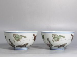 Qing Dynasty Yongzheng a pair of pastel butterfly pattern plum blossom bowls