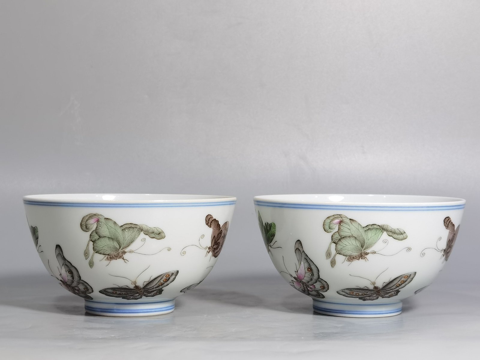 Qing Dynasty Yongzheng a pair of pastel butterfly pattern plum blossom bowls