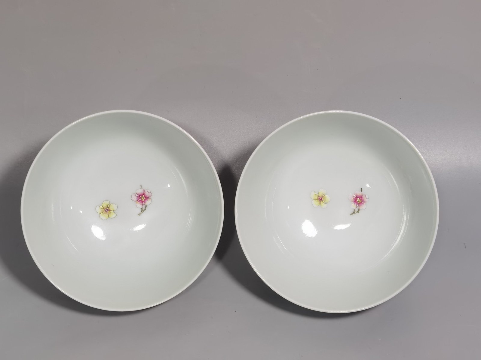Qing Dynasty Yongzheng a pair of pastel butterfly pattern plum blossom bowls