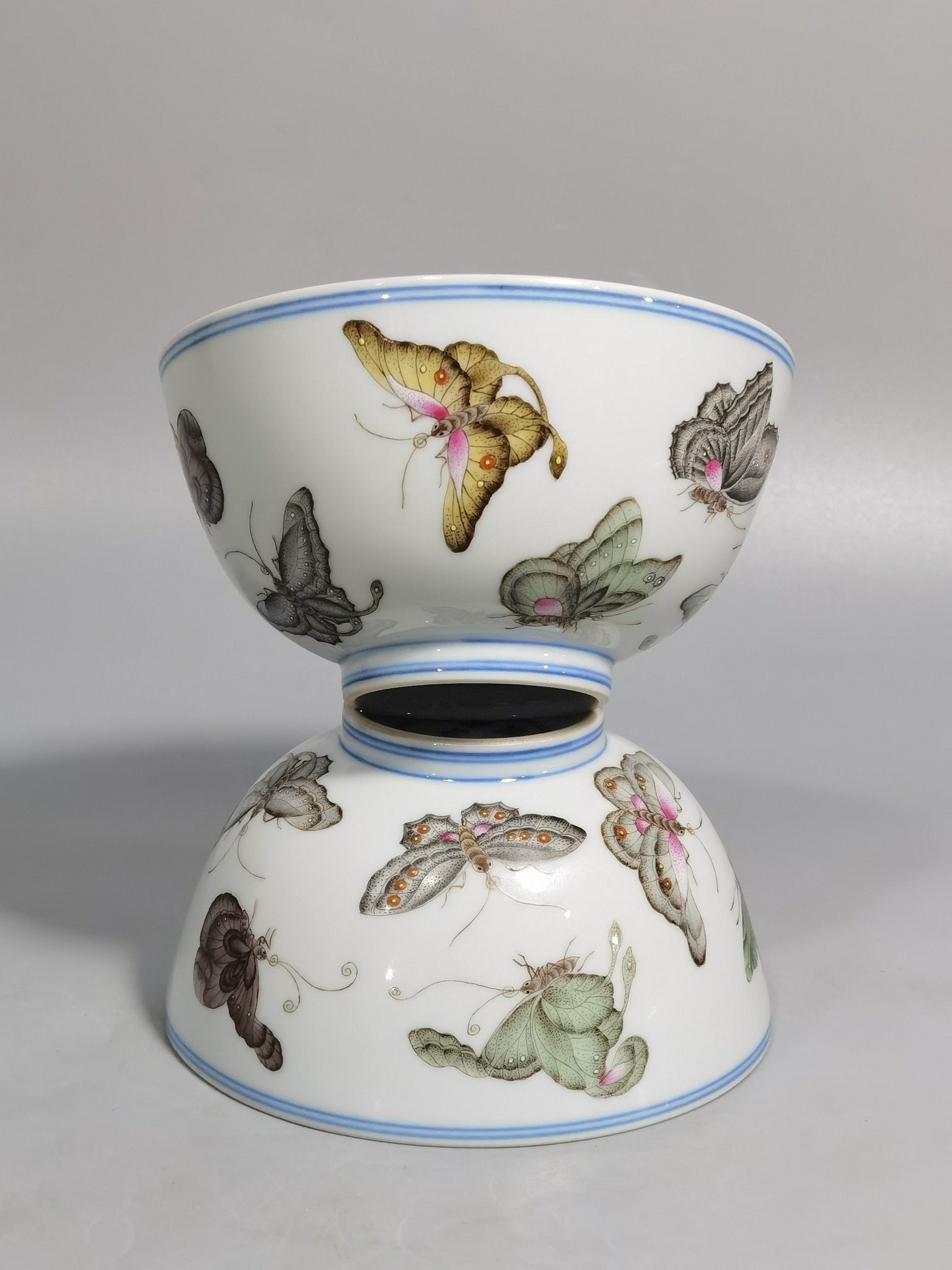 Qing Dynasty Yongzheng a pair of pastel butterfly pattern plum blossom bowls