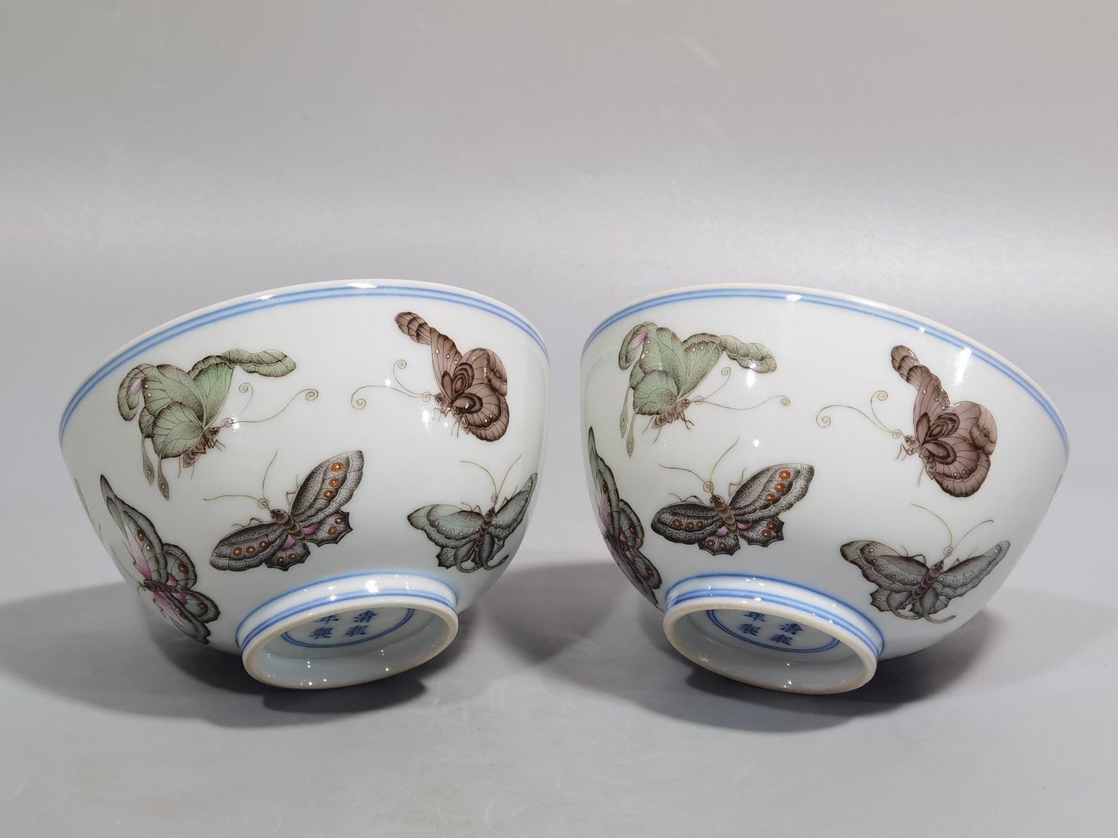 Qing Dynasty Yongzheng a pair of pastel butterfly pattern plum blossom bowls