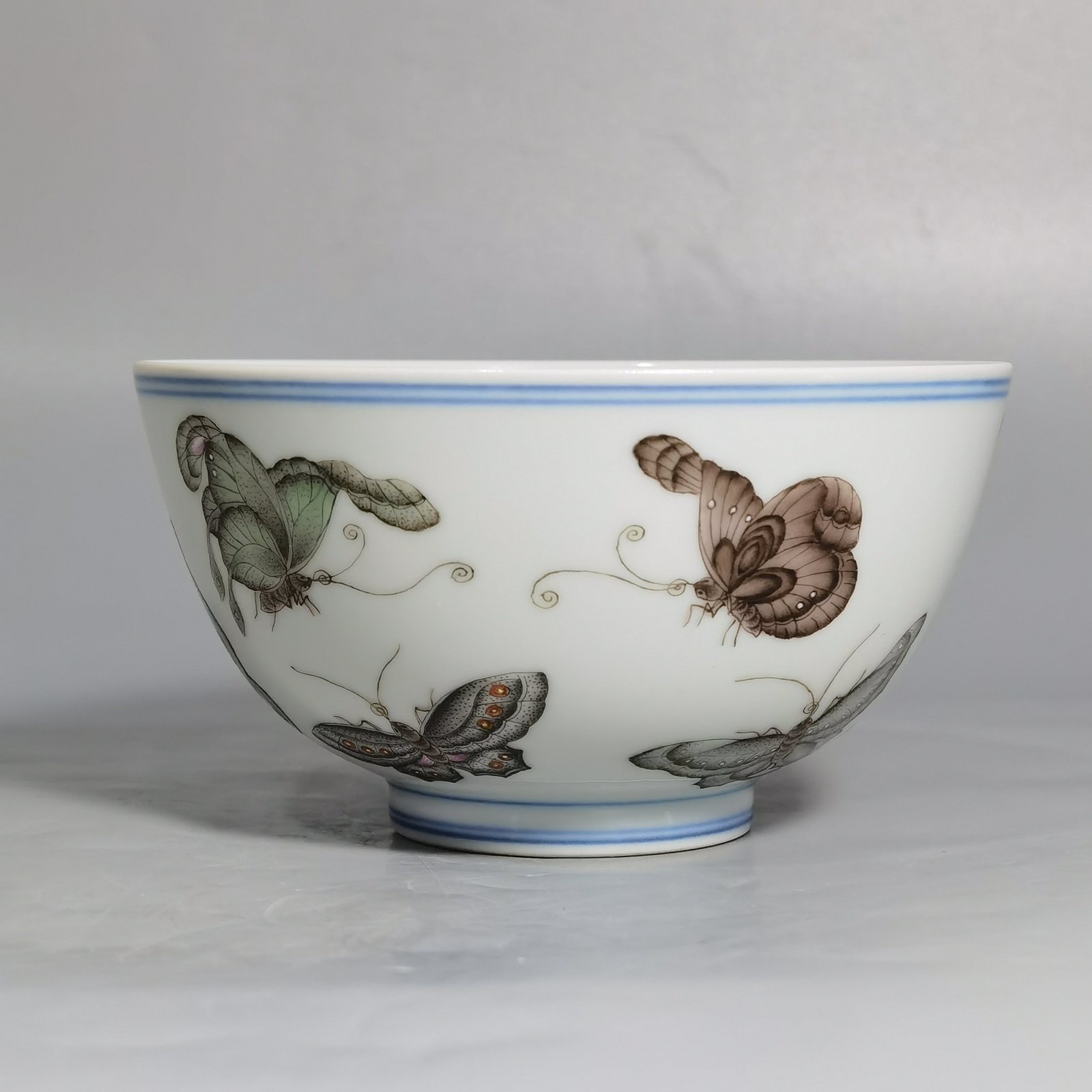 Qing Dynasty Yongzheng a pair of pastel butterfly pattern plum blossom bowls
