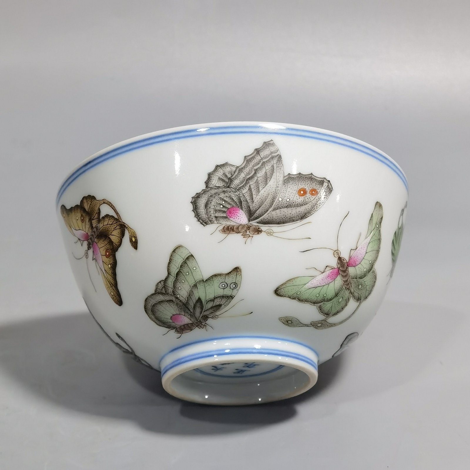 Qing Dynasty Yongzheng a pair of pastel butterfly pattern plum blossom bowls