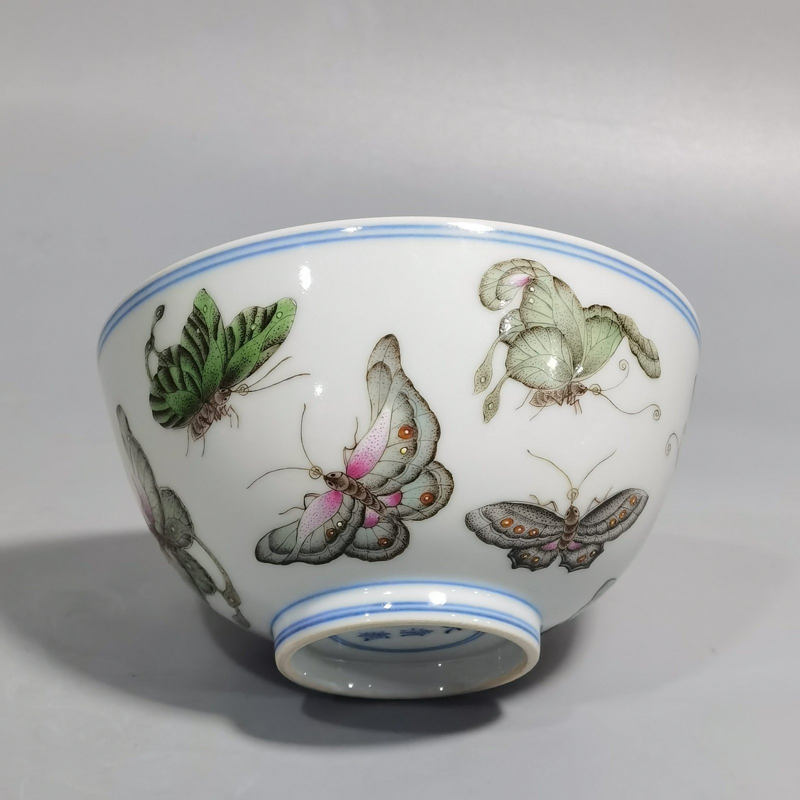 Qing Dynasty Yongzheng a pair of pastel butterfly pattern plum blossom bowls