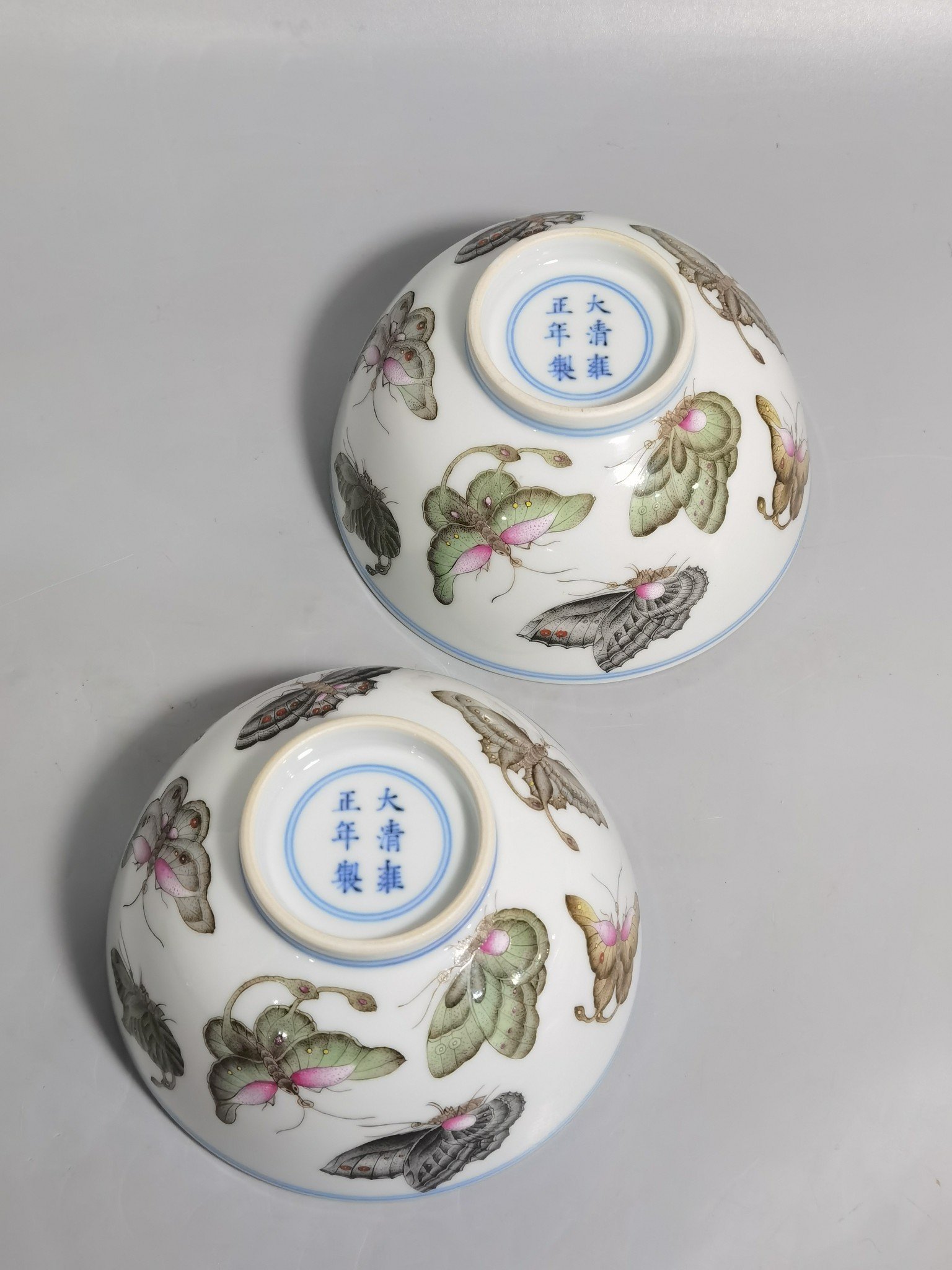 Qing Dynasty Yongzheng a pair of pastel butterfly pattern plum blossom bowls