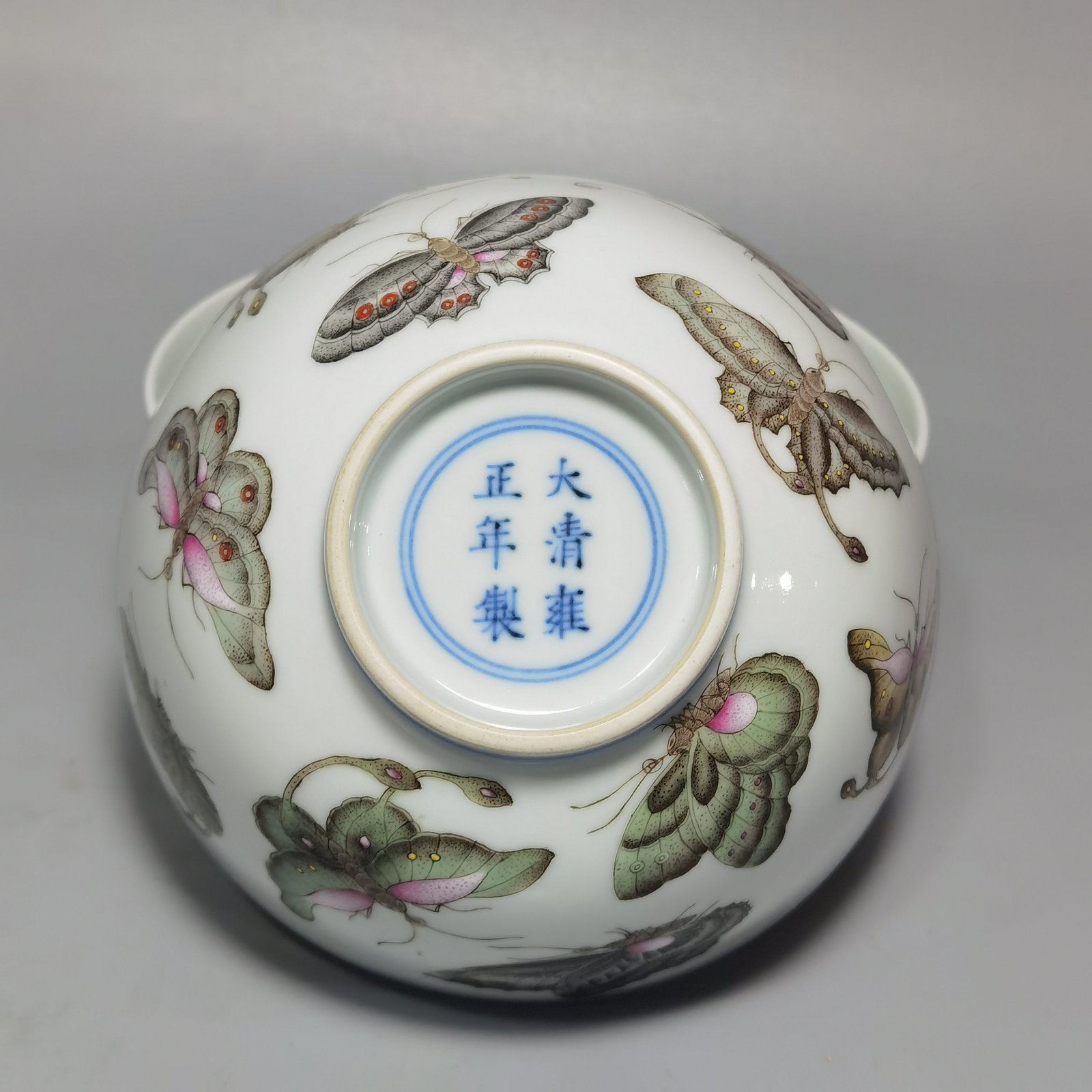 Qing Dynasty Yongzheng a pair of pastel butterfly pattern plum blossom bowls