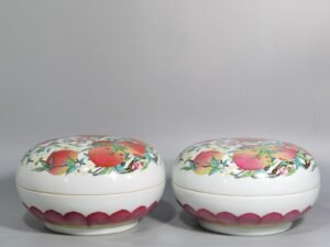 Qing Dynasty Yongzheng Pastel flat peach fruit box with longevity picture box
