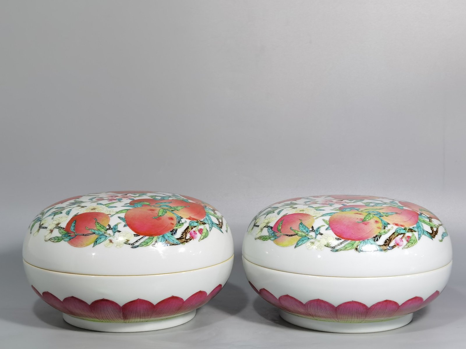 Qing Dynasty Yongzheng Pastel flat peach fruit box with longevity picture box