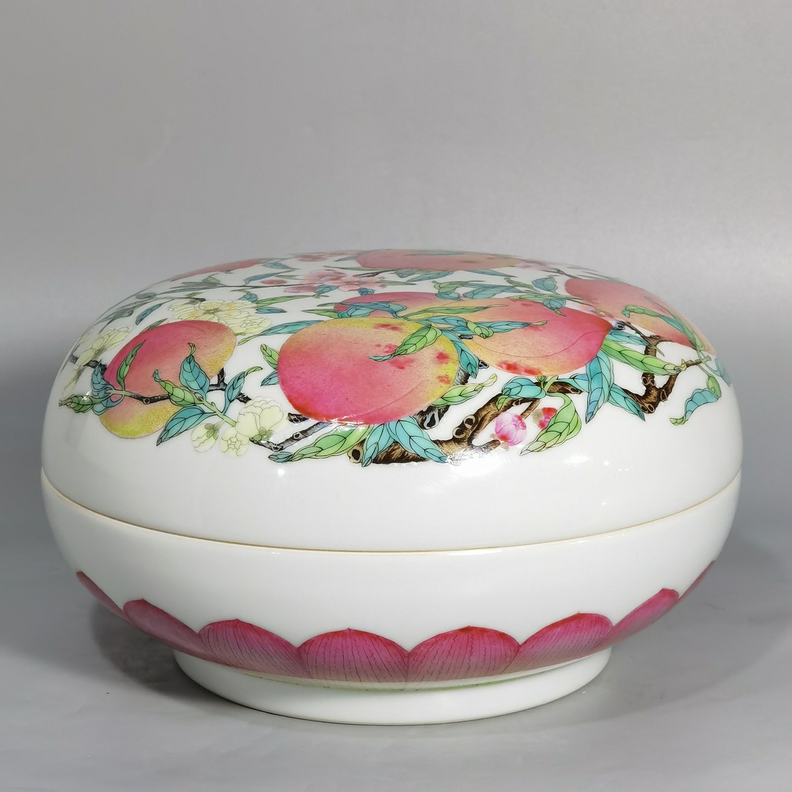 Qing Dynasty Yongzheng Pastel flat peach fruit box with longevity picture box