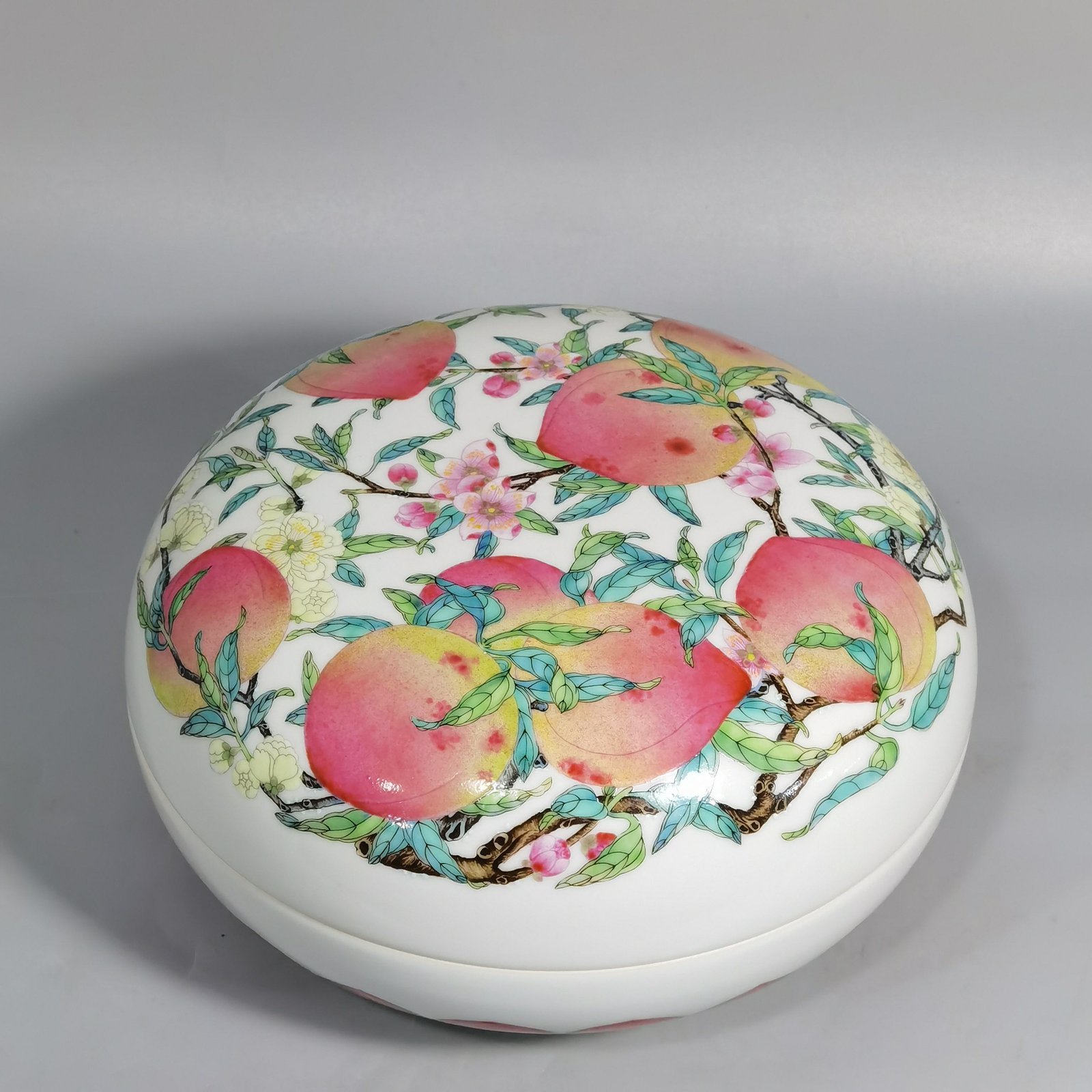 Qing Dynasty Yongzheng Pastel flat peach fruit box with longevity picture box