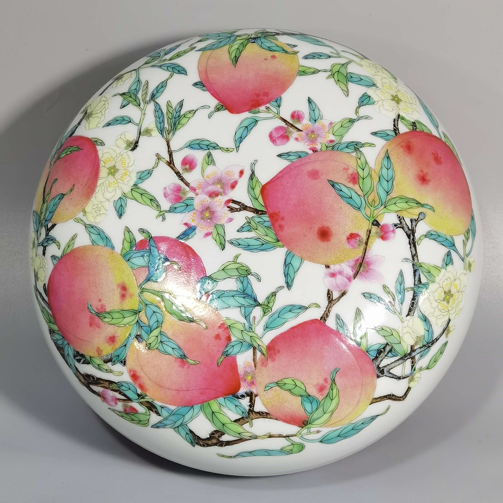 Qing Dynasty Yongzheng Pastel flat peach fruit box with longevity picture box