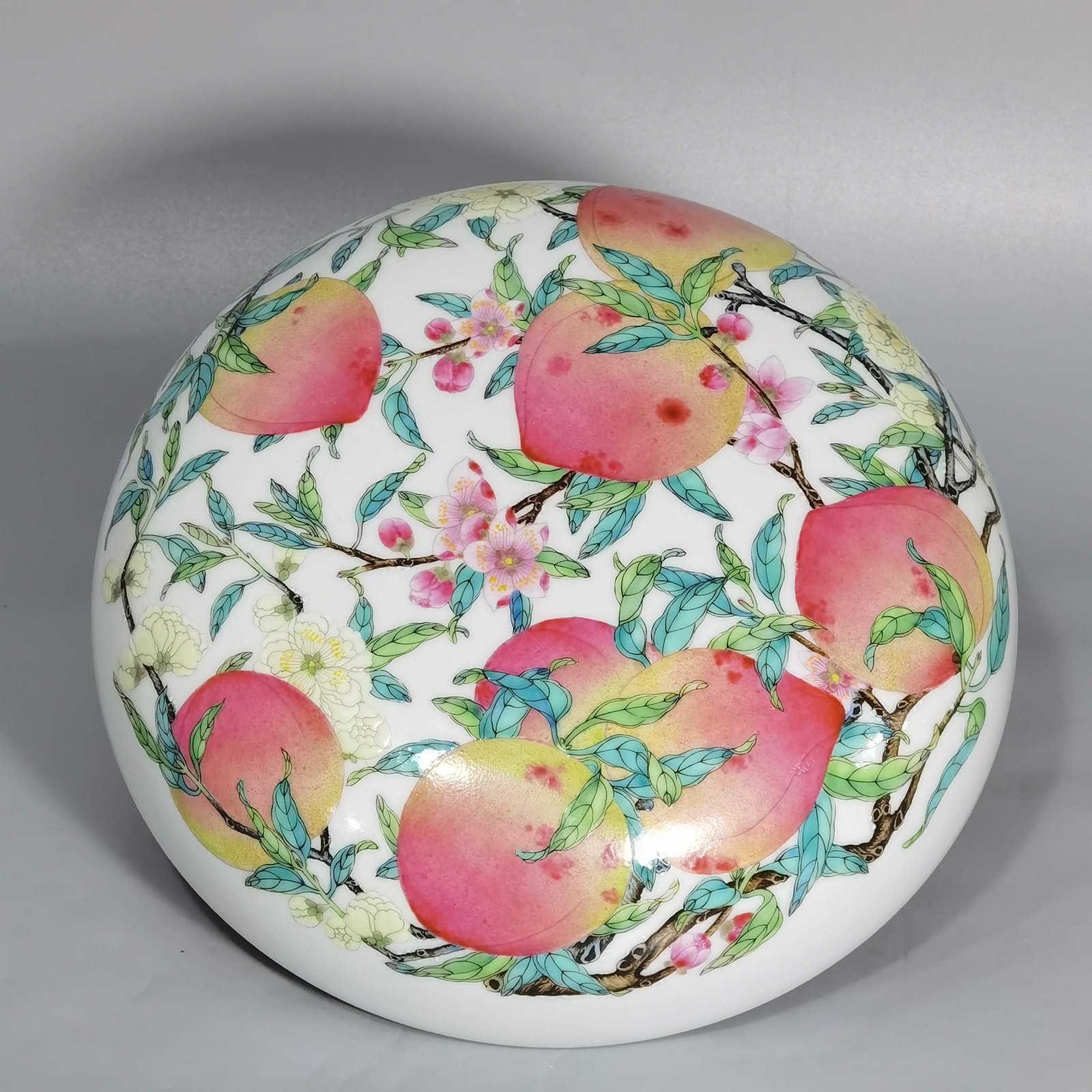 Qing Dynasty Yongzheng Pastel flat peach fruit box with longevity picture box