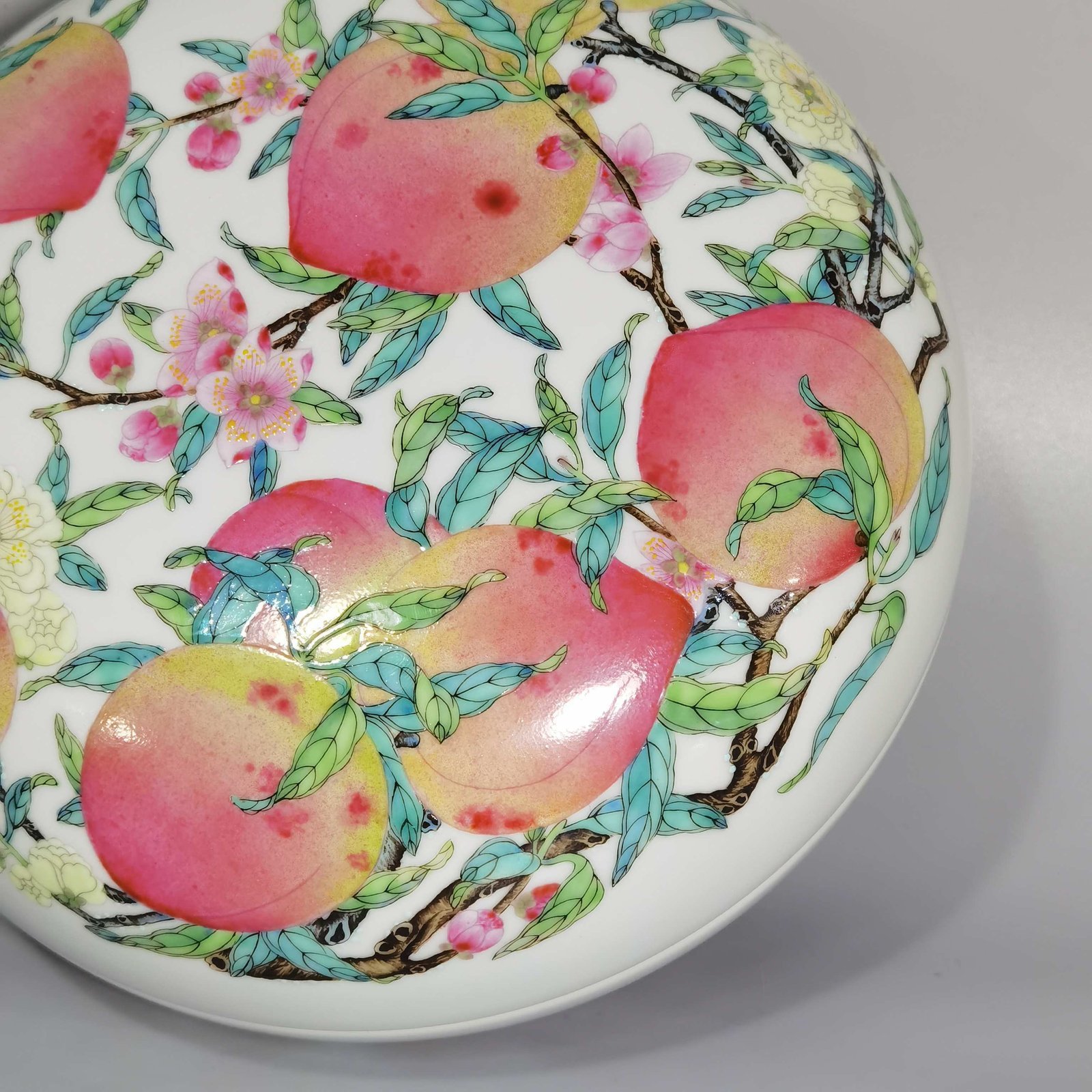 Qing Dynasty Yongzheng Pastel flat peach fruit box with longevity picture box