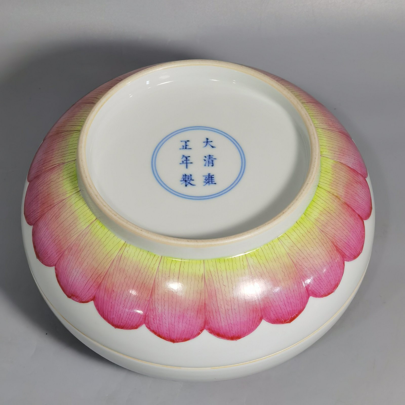 Qing Dynasty Yongzheng Pastel flat peach fruit box with longevity picture box