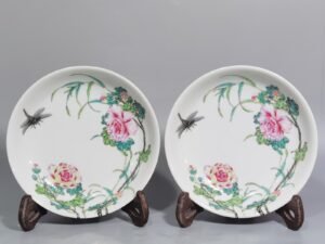 Qing Dynasty Yongzheng Pastel hibiscus flower and dragonfly dish