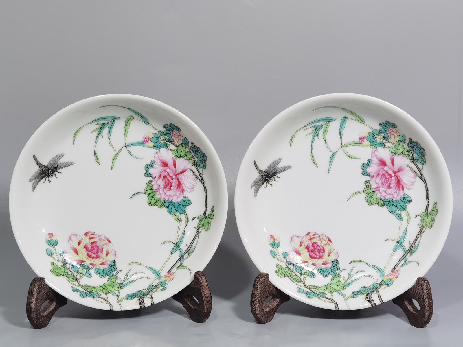 Qing Dynasty Yongzheng Pastel hibiscus flower and dragonfly dish