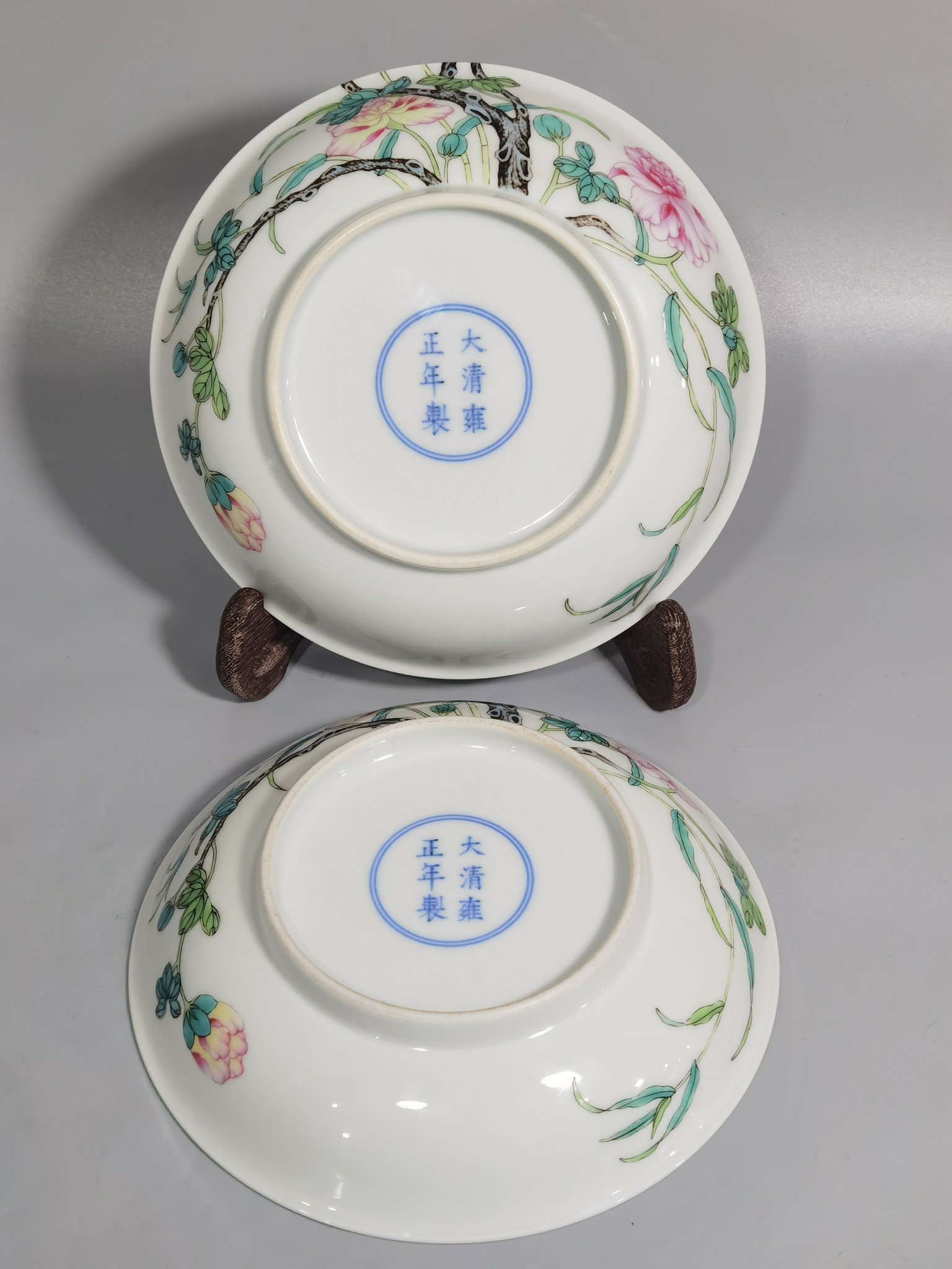 Qing Dynasty Yongzheng Pastel hibiscus flower and dragonfly dish