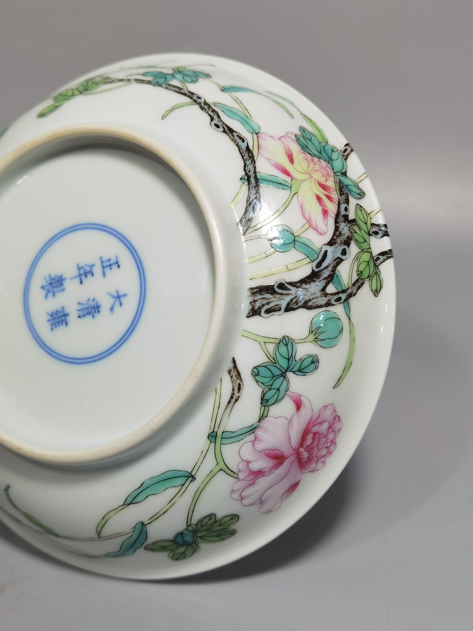 Qing Dynasty Yongzheng Pastel hibiscus flower and dragonfly dish