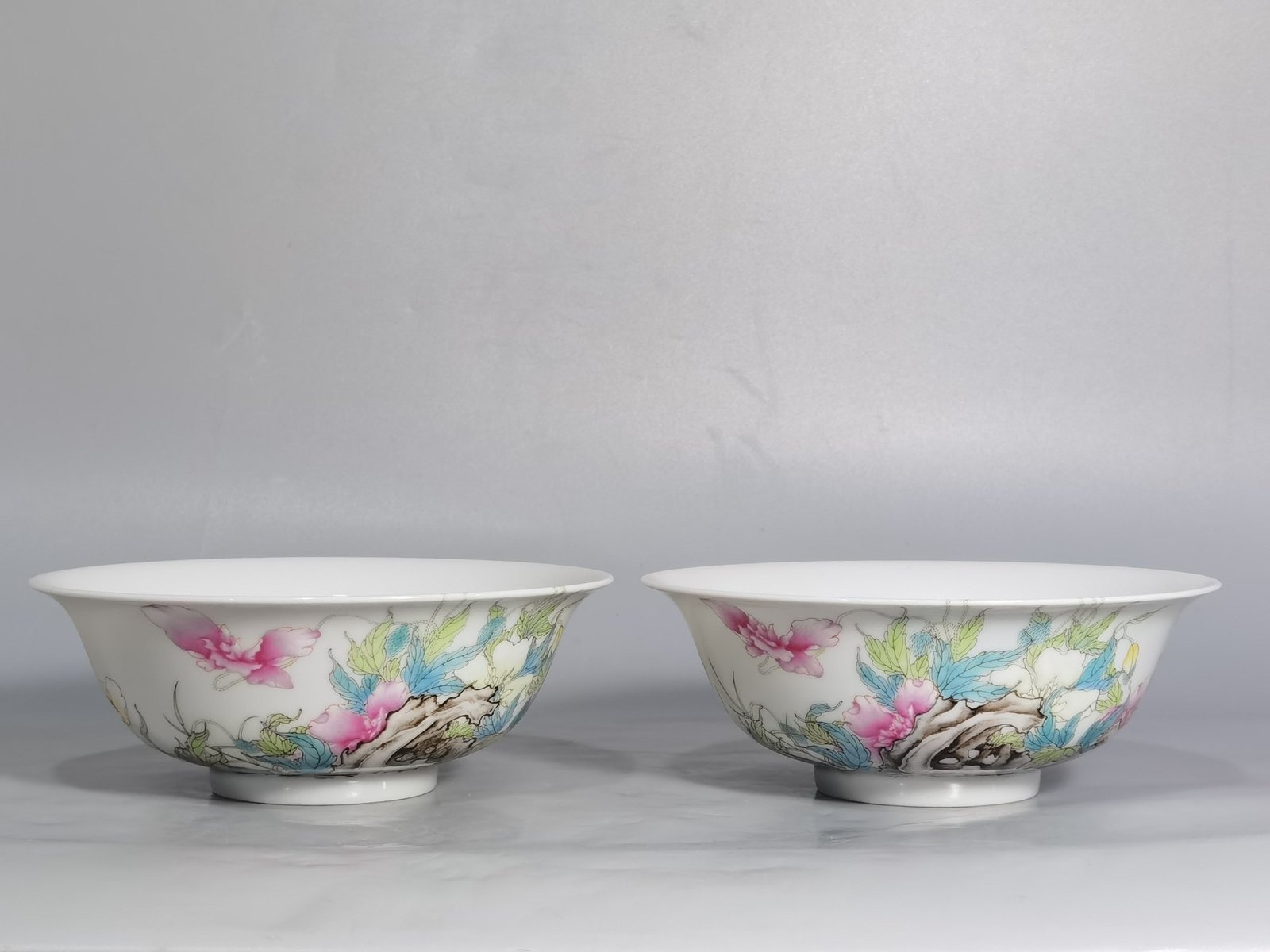 Qing Dynasty Yongzheng A pair of famille rose poppy bowls
