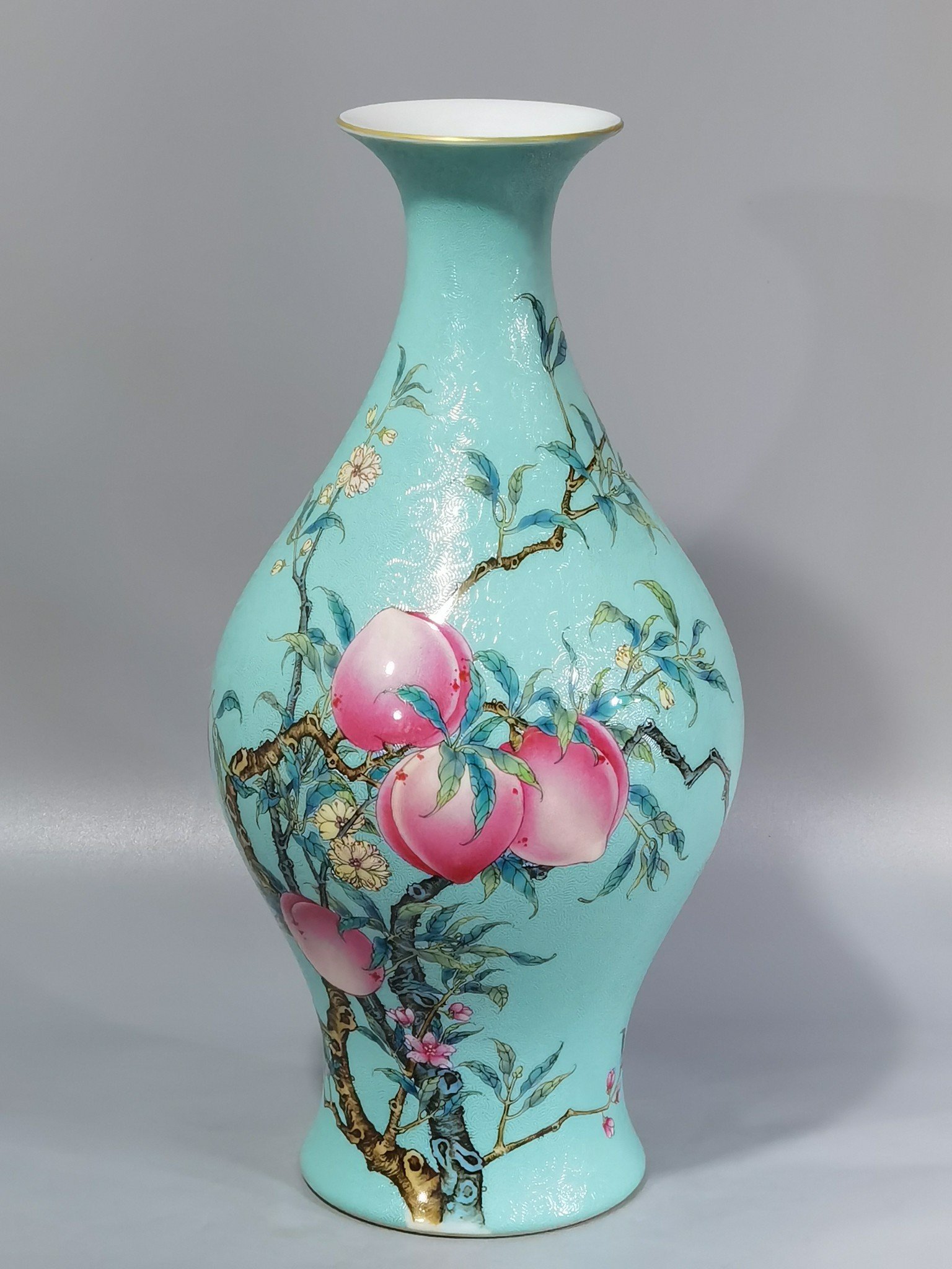 Qing Dynasty Yongzheng Greenland pastel eight peach olive vase