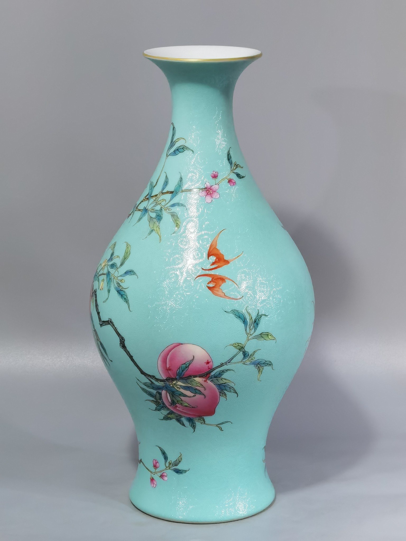 Qing Dynasty Yongzheng Greenland pastel eight peach olive vase
