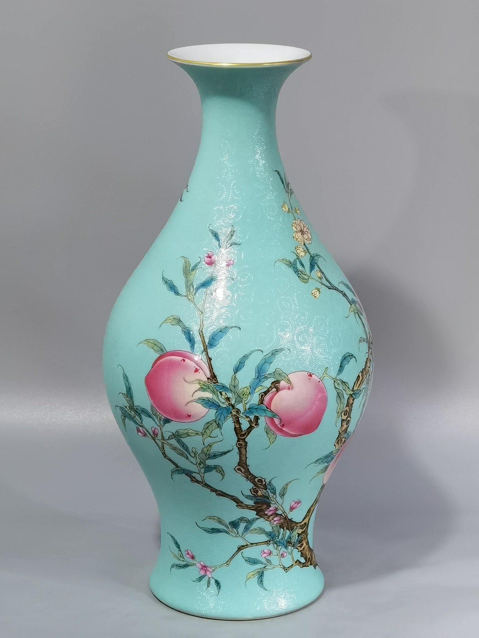 Qing Dynasty Yongzheng Greenland pastel eight peach olive vase